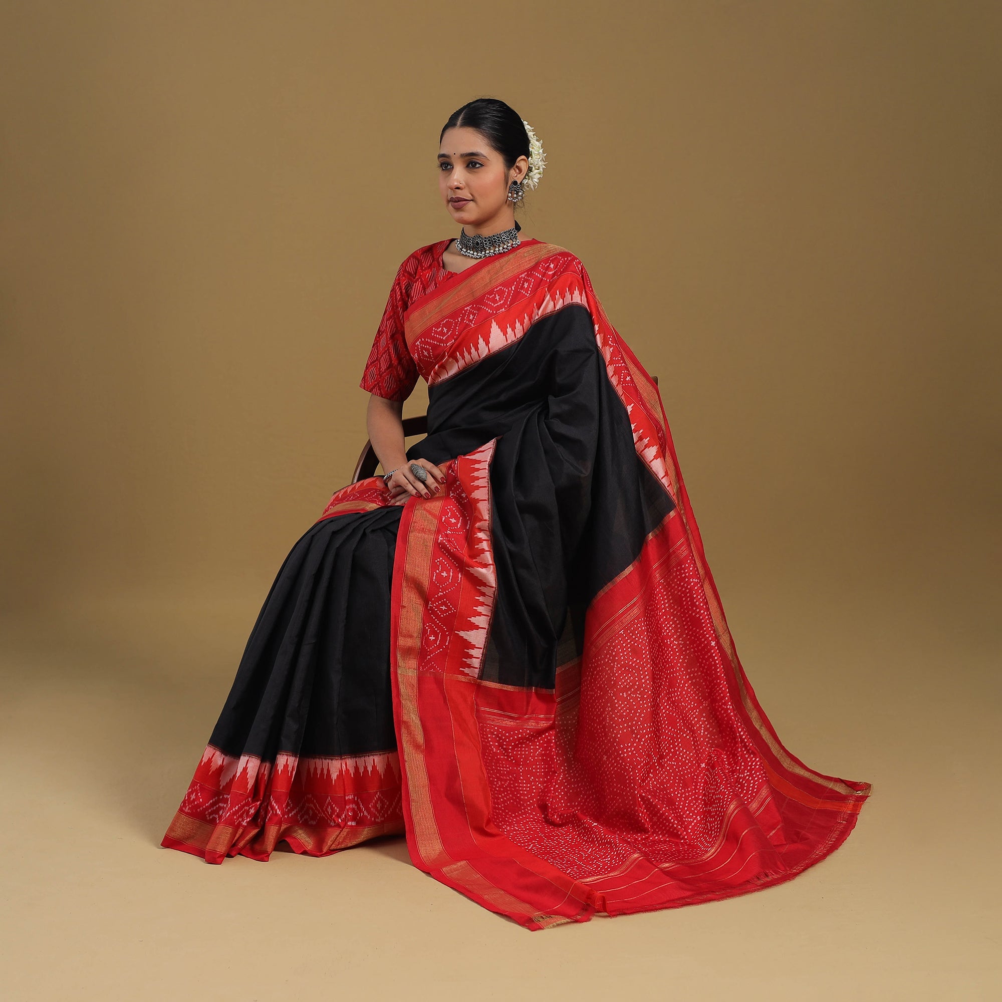 POCHAMPALLY IKAT WEAVES BY GOVARDHAN Black - Handspun Handloom Tussar Silk Pochampally Ikat Saree 03 - view 4