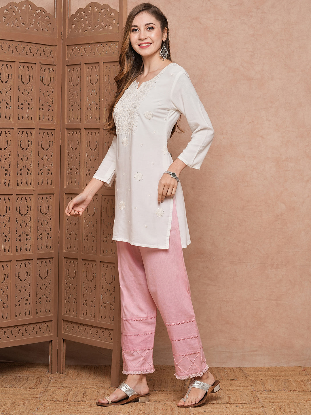 Fashor Solid Chikankari Embroidered Straight Fit Kurti - White - view 4