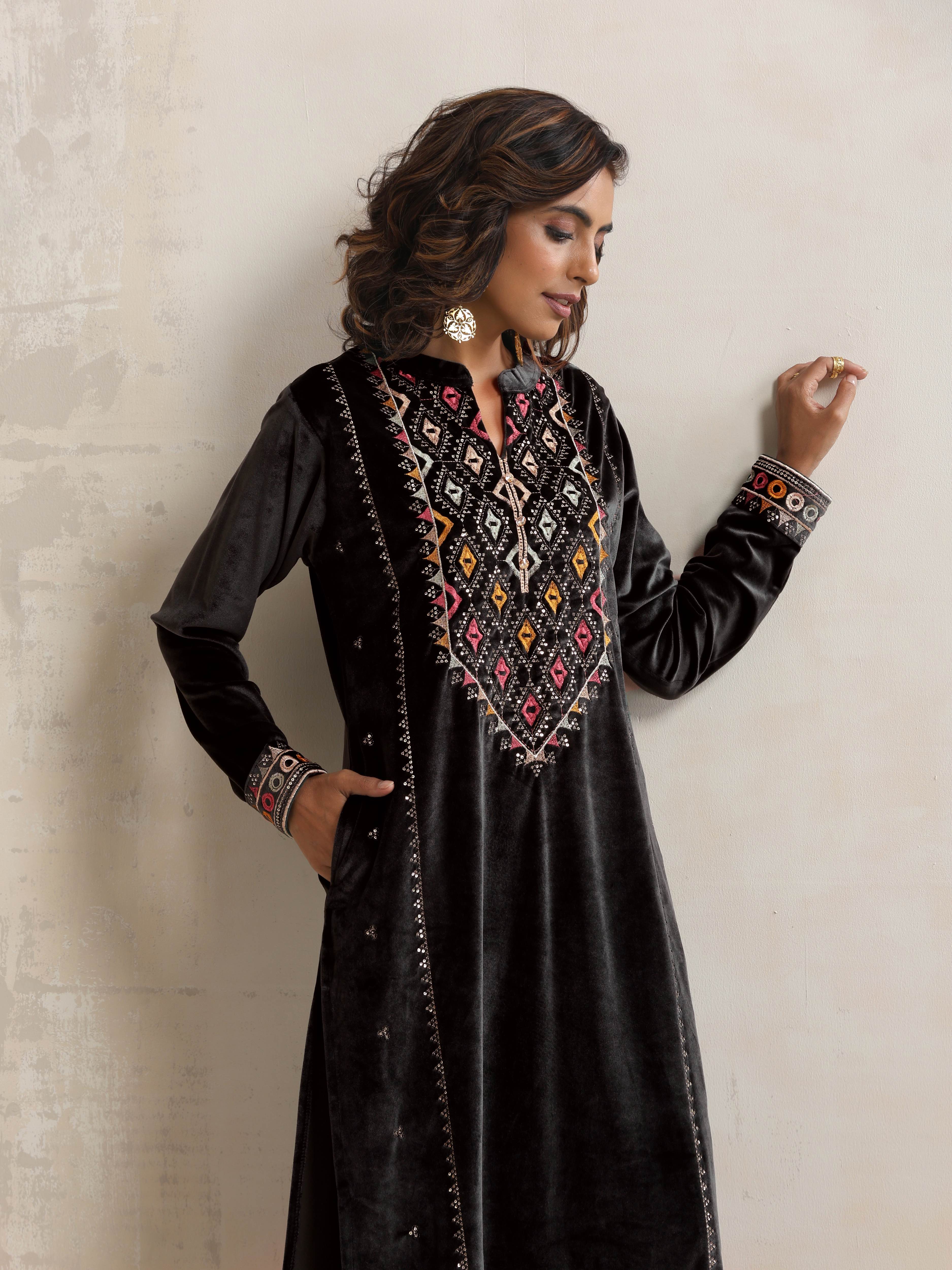 trueBrowns Black Velvet Geometric Embroidered Kurta Pant Dupatta Set - view 6