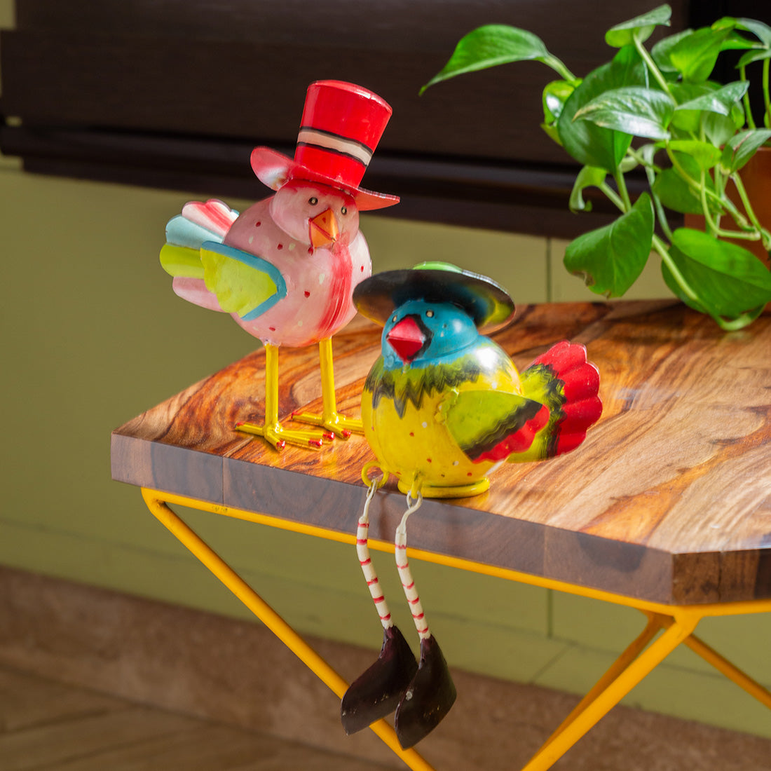 EXCLUSIVELANE 'Mr. and Mrs. Sparrow' Handpainted Garden Decorative Showpieces In Metal (Set of 2)