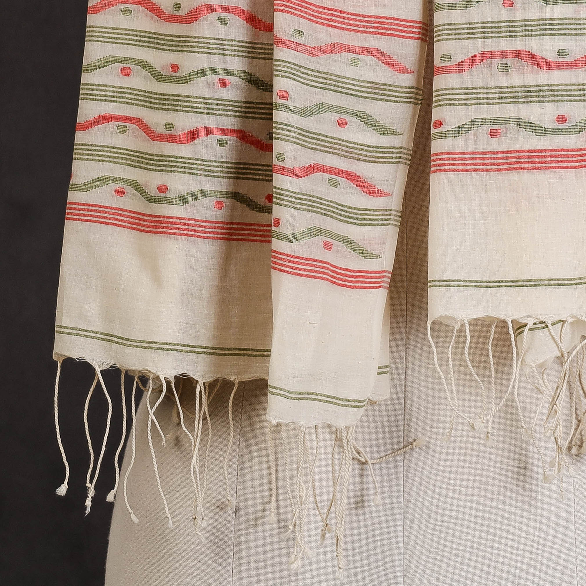 PARAMPARIK KARIGAR EXHIBITION ARTISANS Beige - Dhakai Muslin Jamdani Handwoven Pure Cotton Stole - view 3