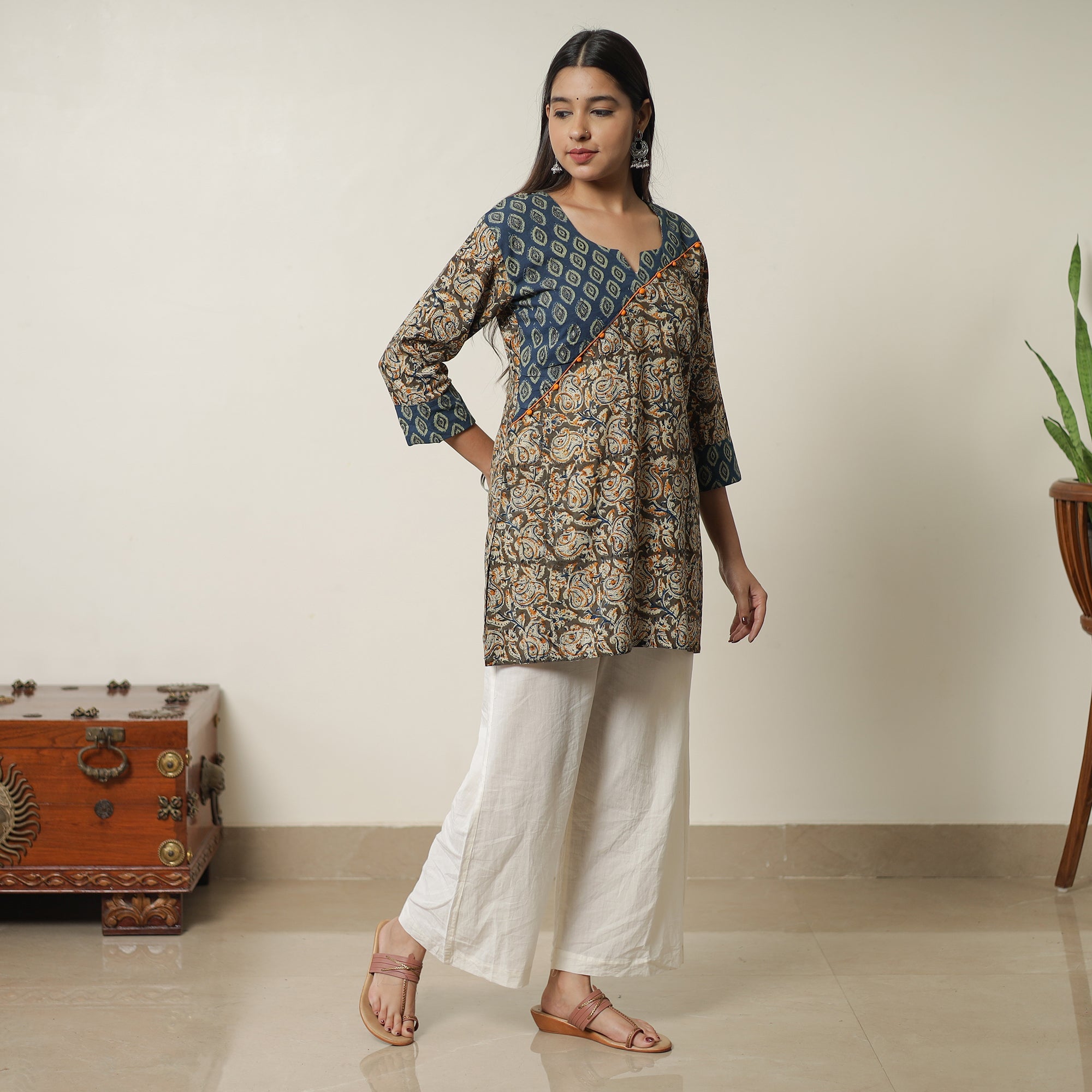 ITOKRI CASUALS Brown - Pedana Kalamkari Block Printed Cotton Short Kurta with Ajrakh Patchwork 05 - view 3