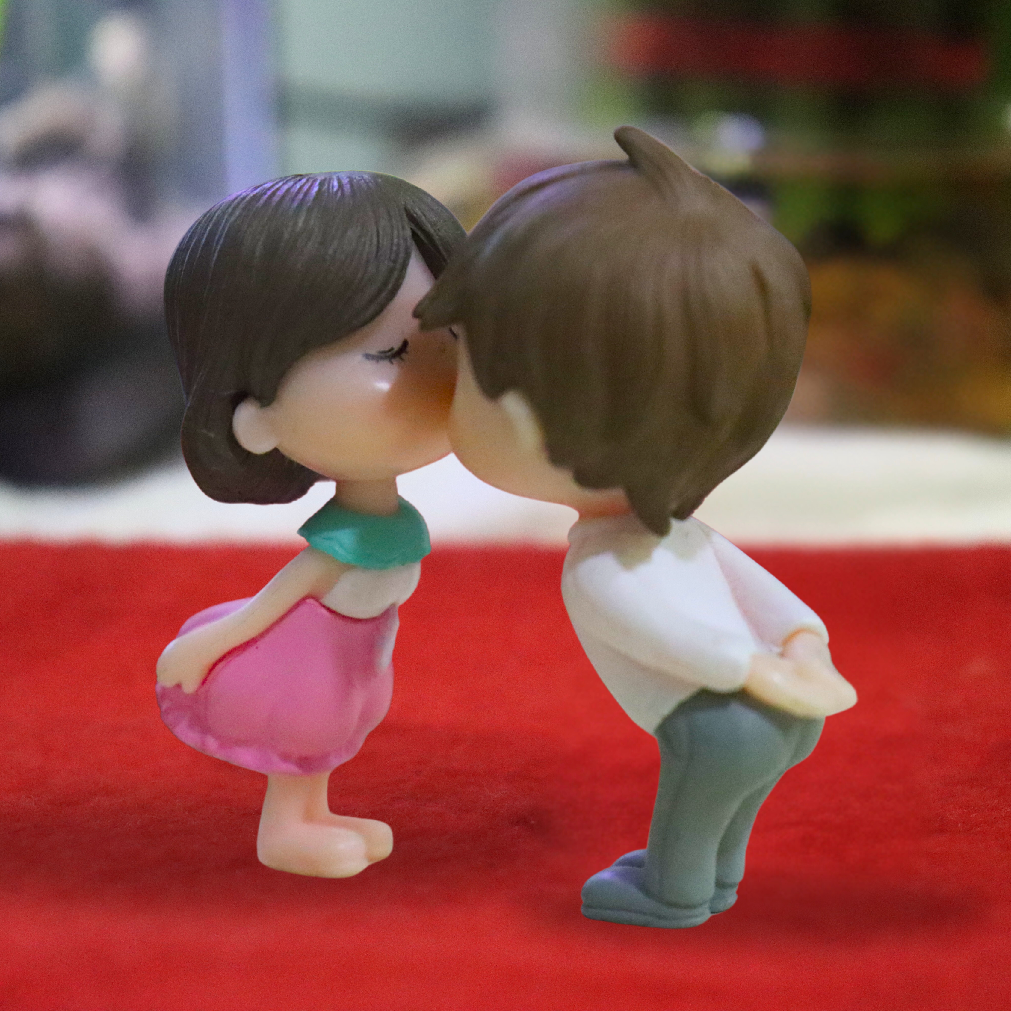 Garden home decor – Seed2Plant Romantic Kissing Couple Miniature – Cute Love Figurine for Fairy Garden & Home Decor
