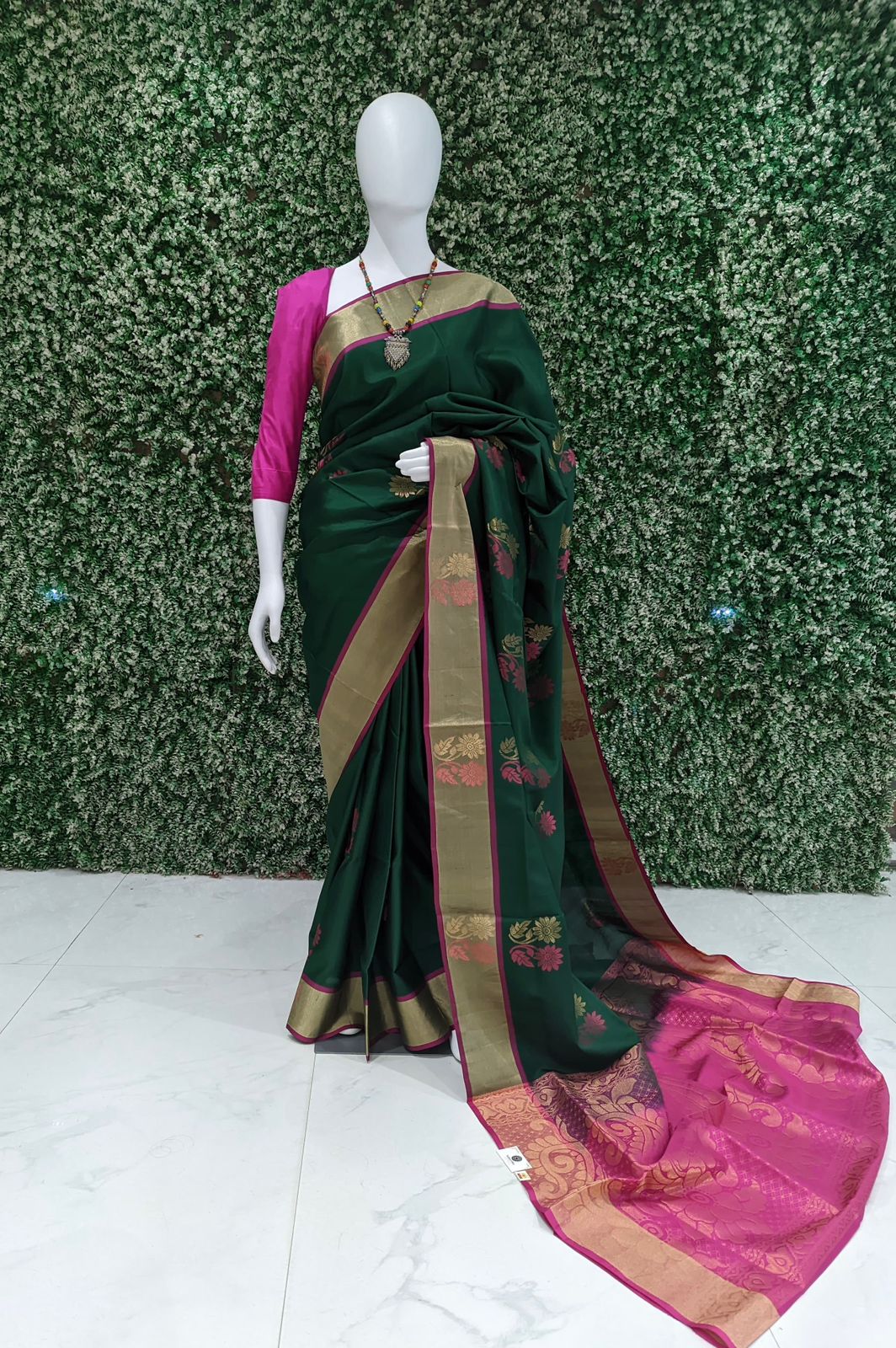 IndianVillèz Dark Green With Pink Pallu Pure South Soft Silk Saree