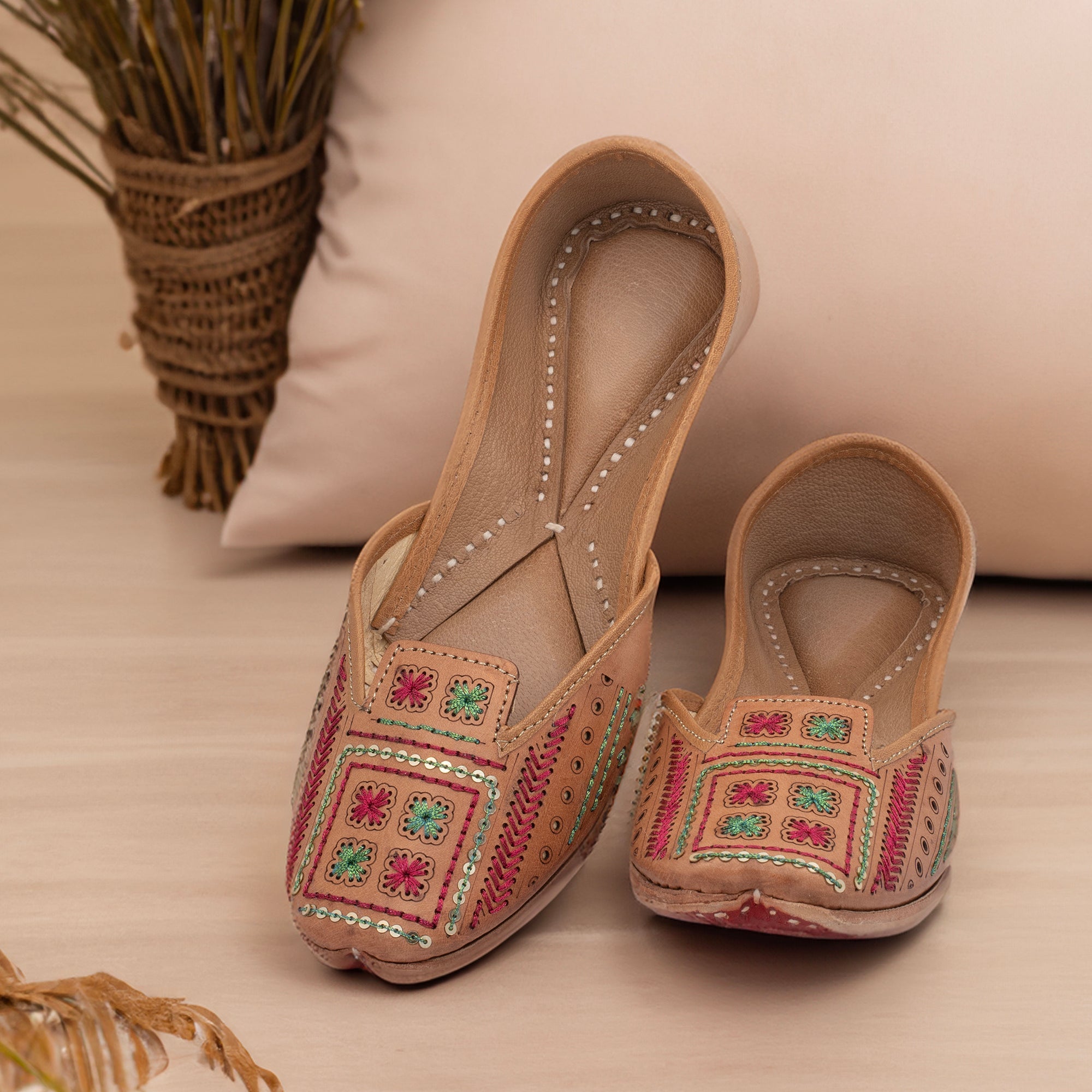 KORAKARI Artsy Beige Women's Kolhapuri Leather Jutti