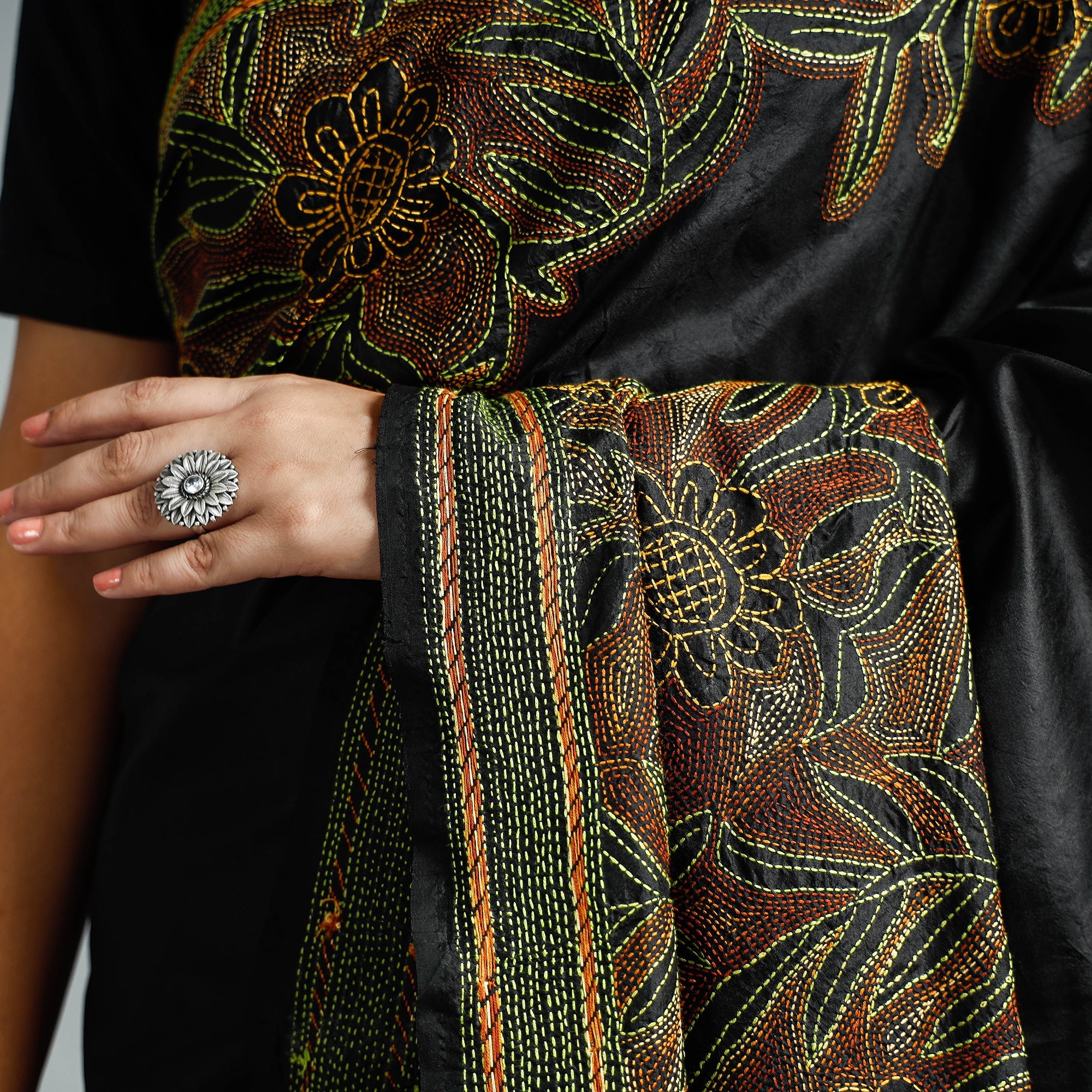KHUSHBASH - HAPPY LOOM OF EAST Black - Bengal Kantha Embroidery Bangalore Silk Handloom Saree - view 5