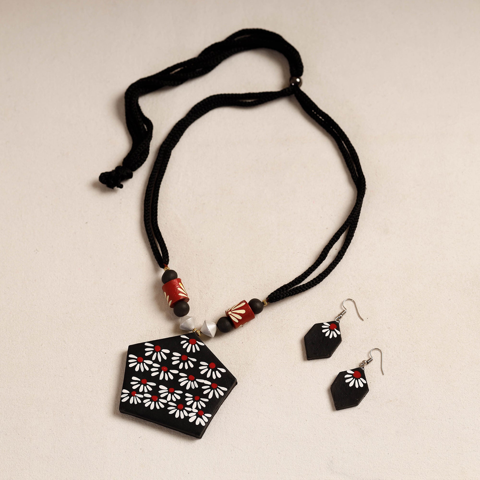 KHUSHBASH - HAPPY LOOM OF EAST Bishnupur Handpainted Terracotta Necklace Set - view 2