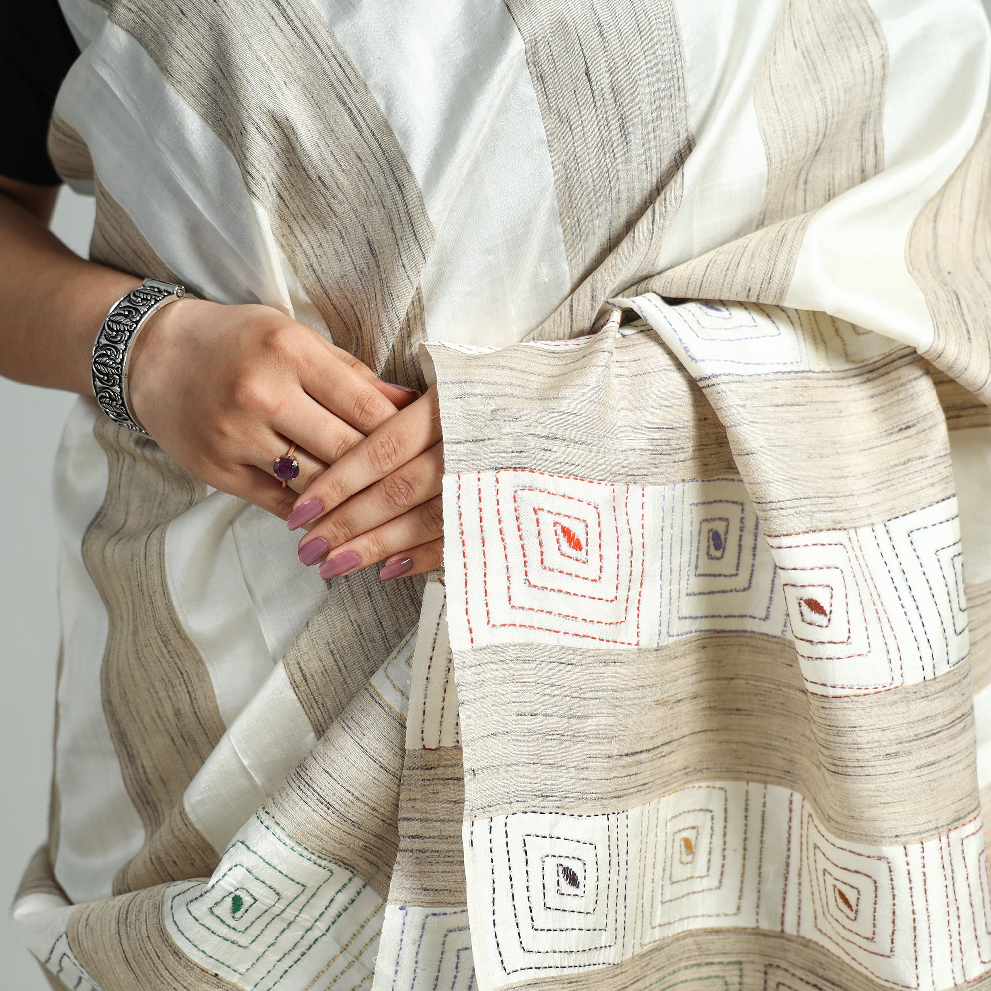 KHUSHBASH - HAPPY LOOM OF EAST Beige - Bengal Kantha Hand Embroidery Pure Ghicha Silk Handloom Saree 137 - view 5