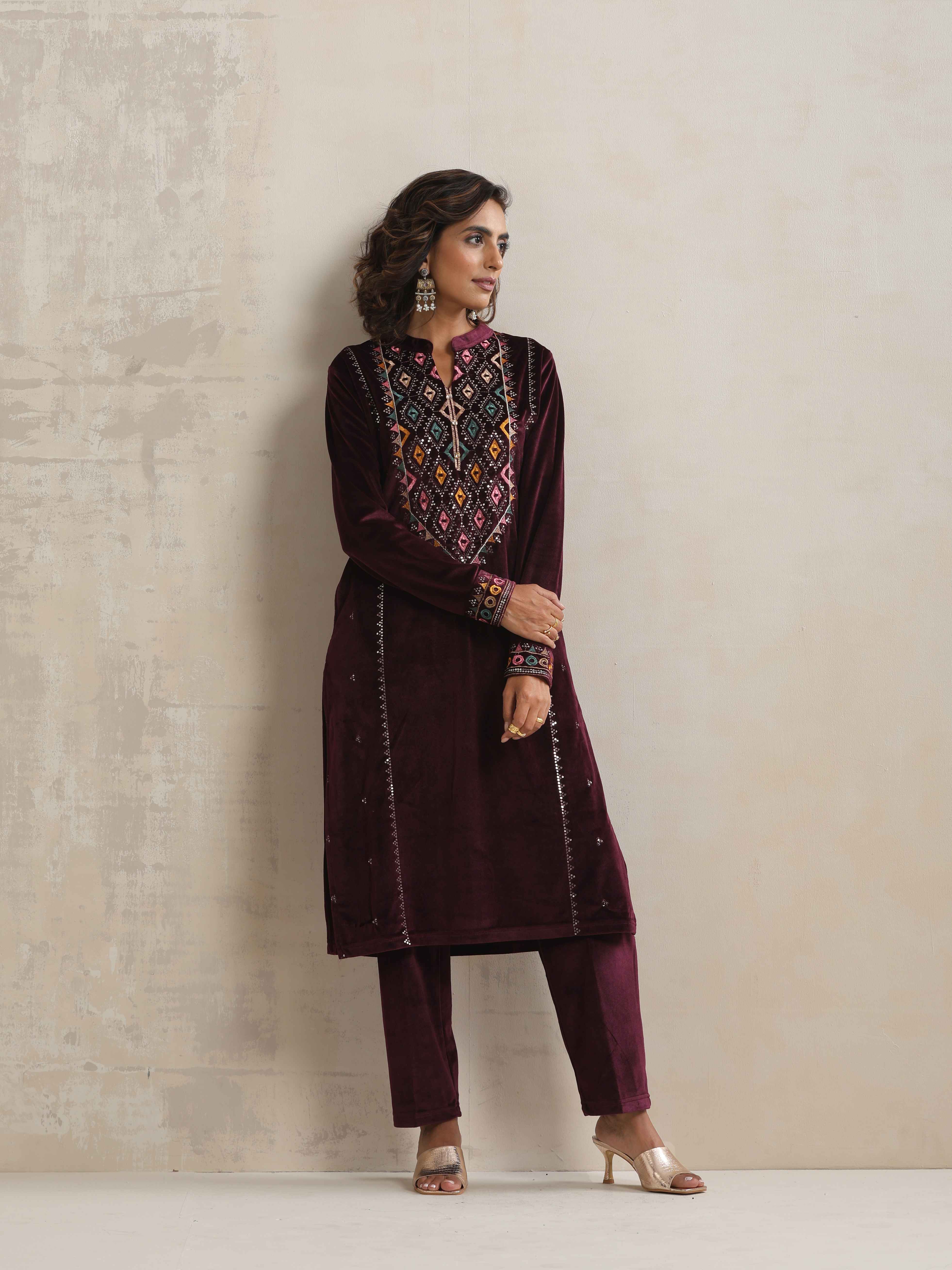 trueBrowns Purple Velvet Geometric Embroidered Kurta Pant Dupatta Set - view 6