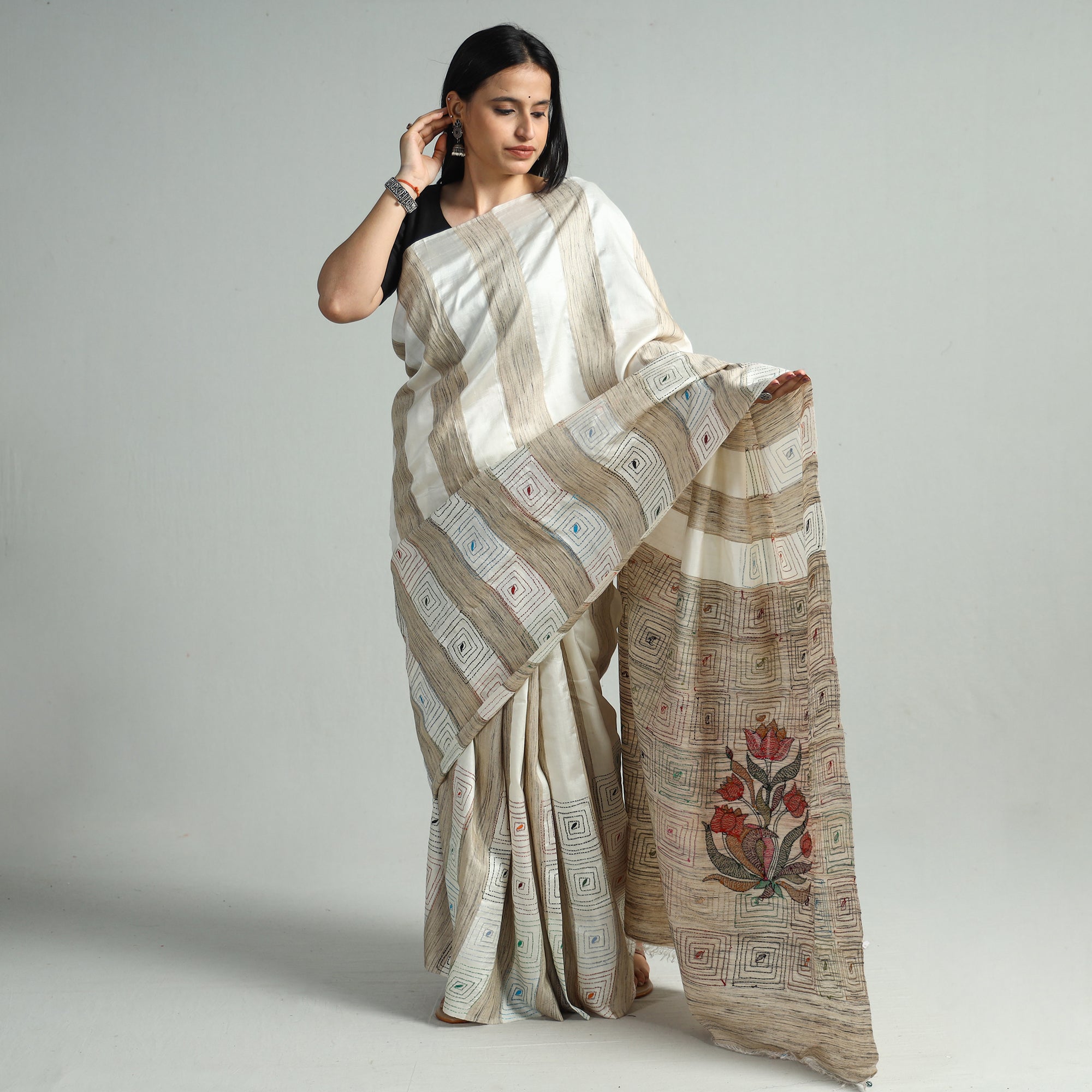 KHUSHBASH - HAPPY LOOM OF EAST Beige - Bengal Kantha Hand Embroidery Pure Ghicha Silk Handloom Saree 135 - view 2