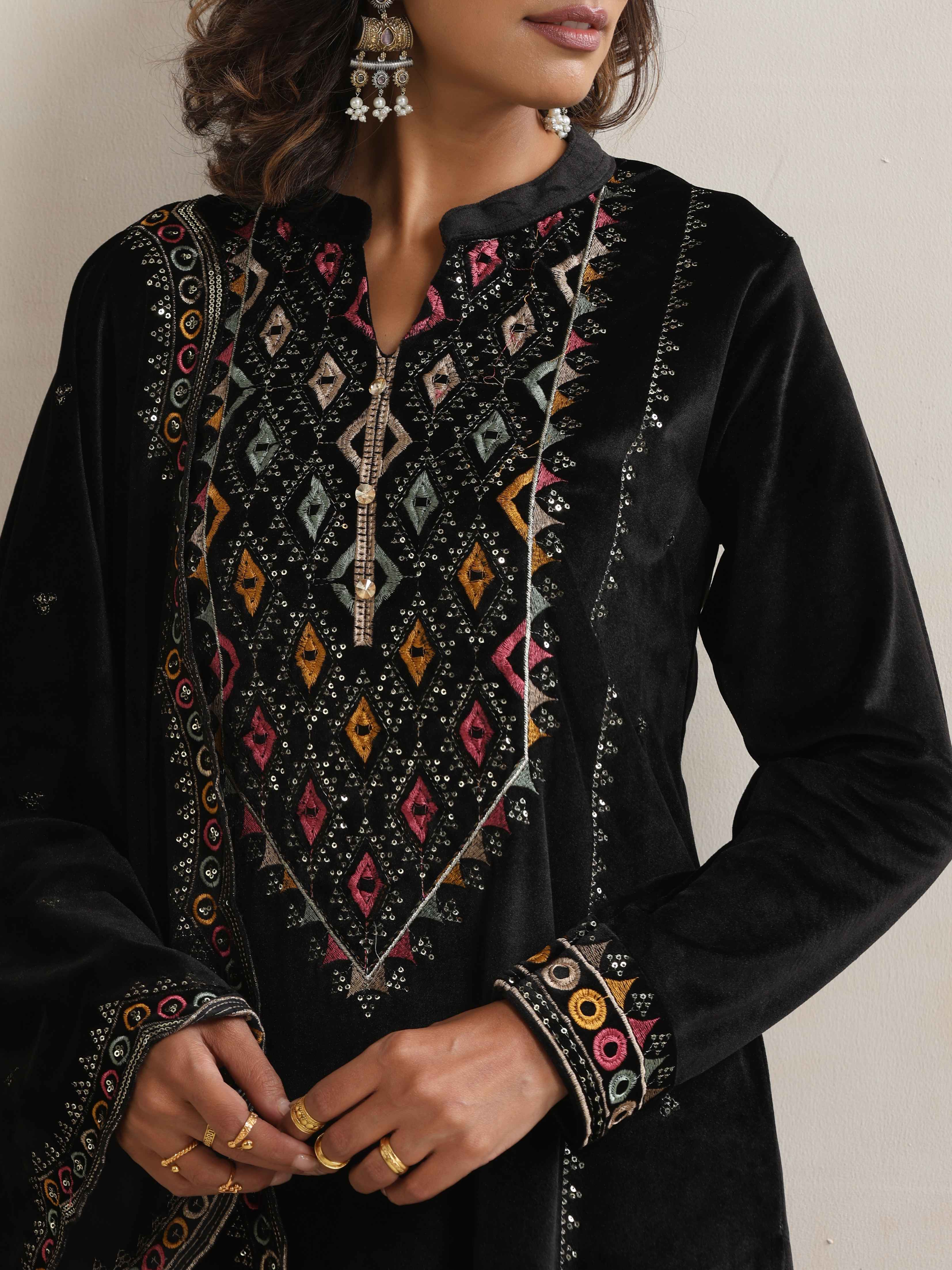 trueBrowns Black Velvet Geometric Embroidered Kurta Pant Dupatta Set - view 7