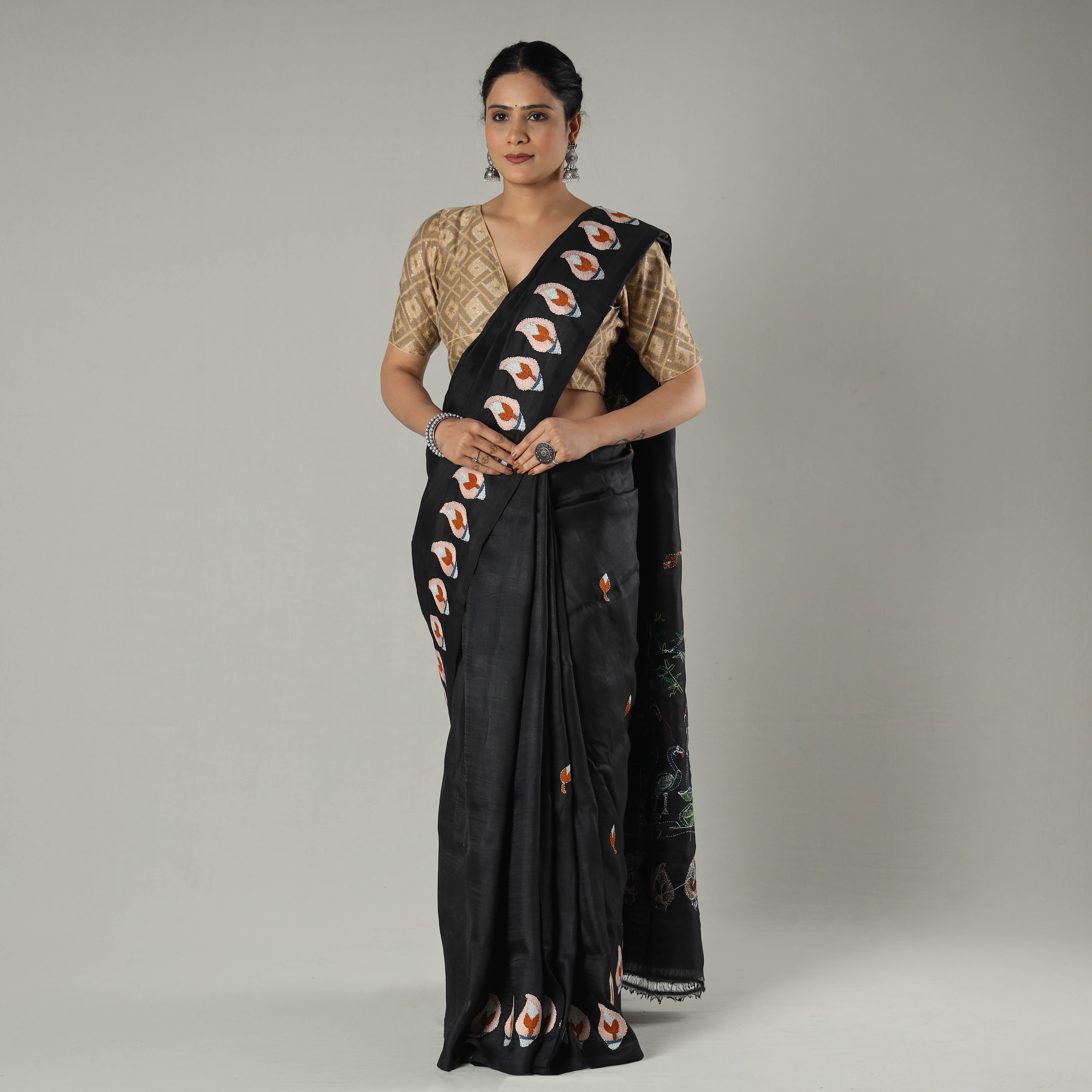 KHUSHBASH - HAPPY LOOM OF EAST Black - Bengal Kantha Embroidery Bishnupuri Silk Handloom Saree - view 2