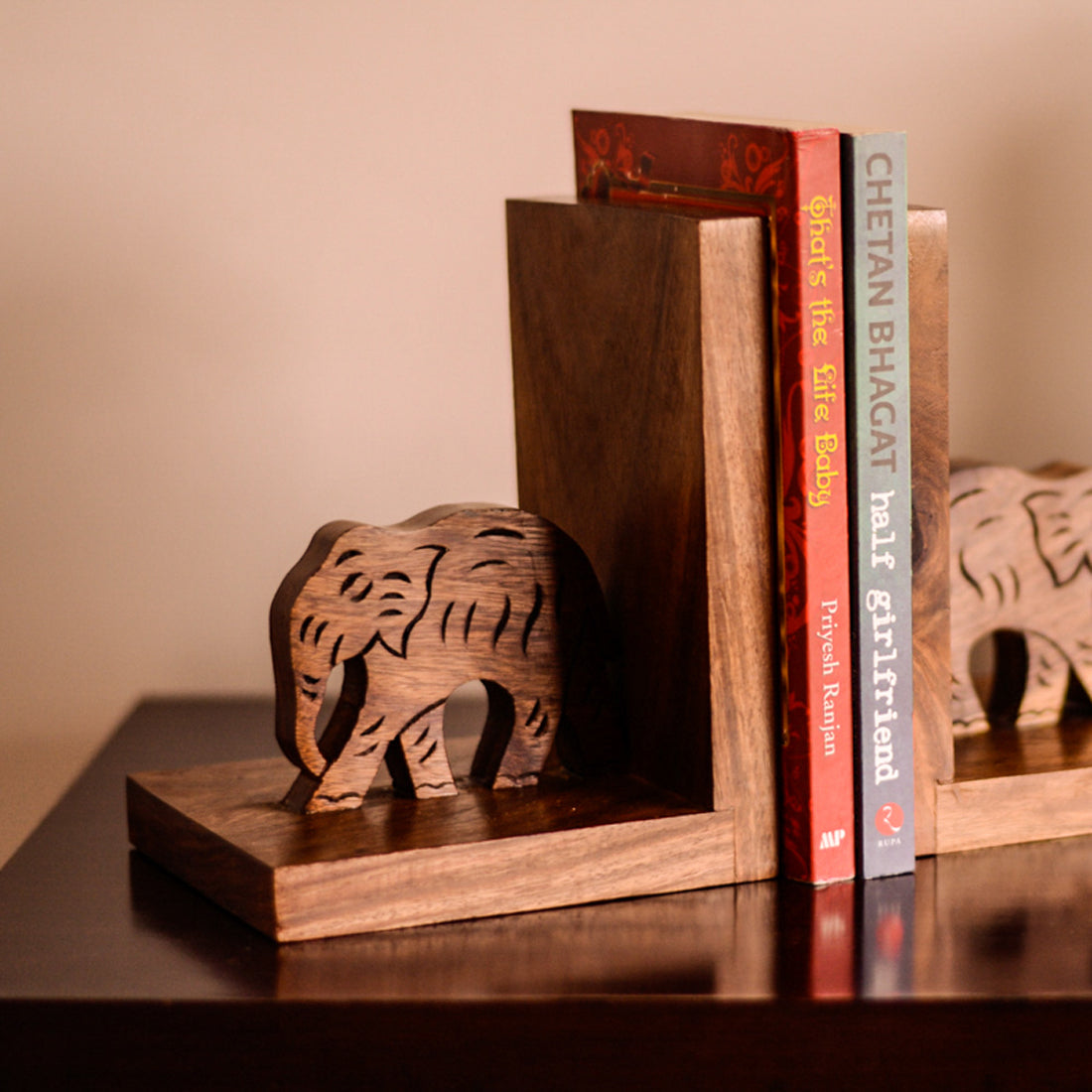 Hand carved engraved – EXCLUSIVELANE 'Elephant' - Hand Carved & Engraved Sheesham Wood Bookend