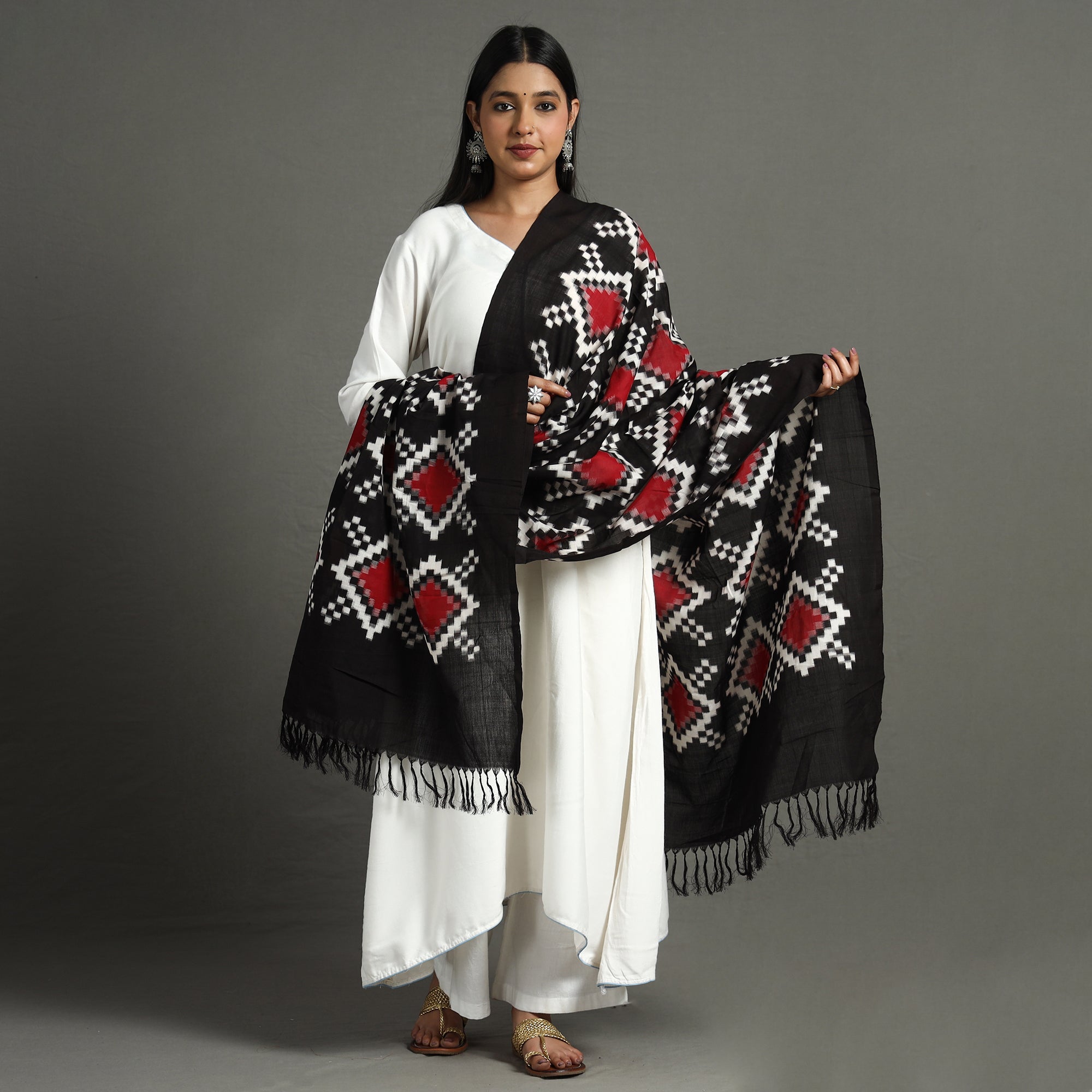 POCHAMPALLY IKAT WEAVES BY GOVARDHAN Black - Telia Rumal Pochampally Double Ikat Cotton Handloom Dupatta - view 2
