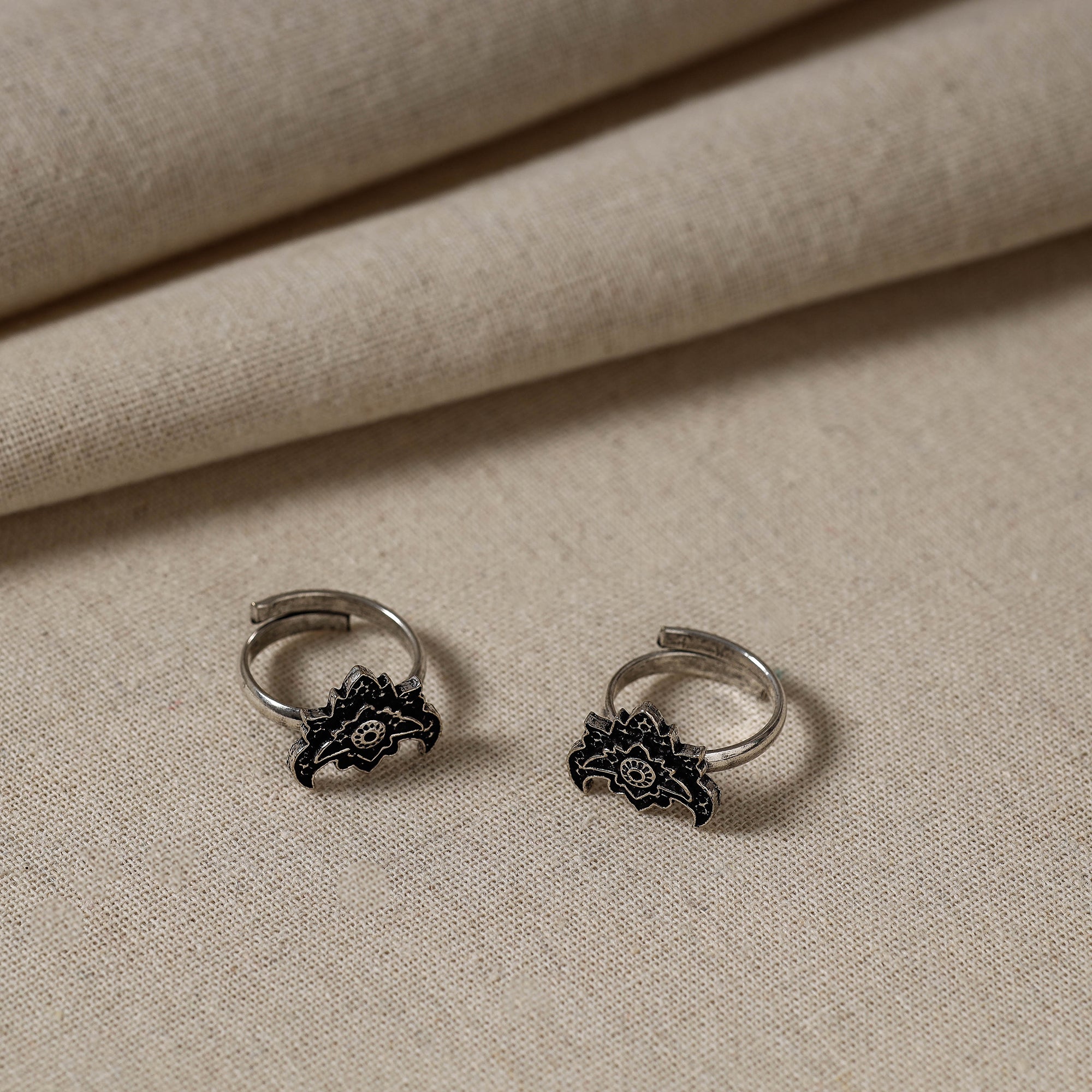 WHITE RIVER STORIES Antique Silver Finish Oxidised Brass Base Toe Ring (Adjustable)