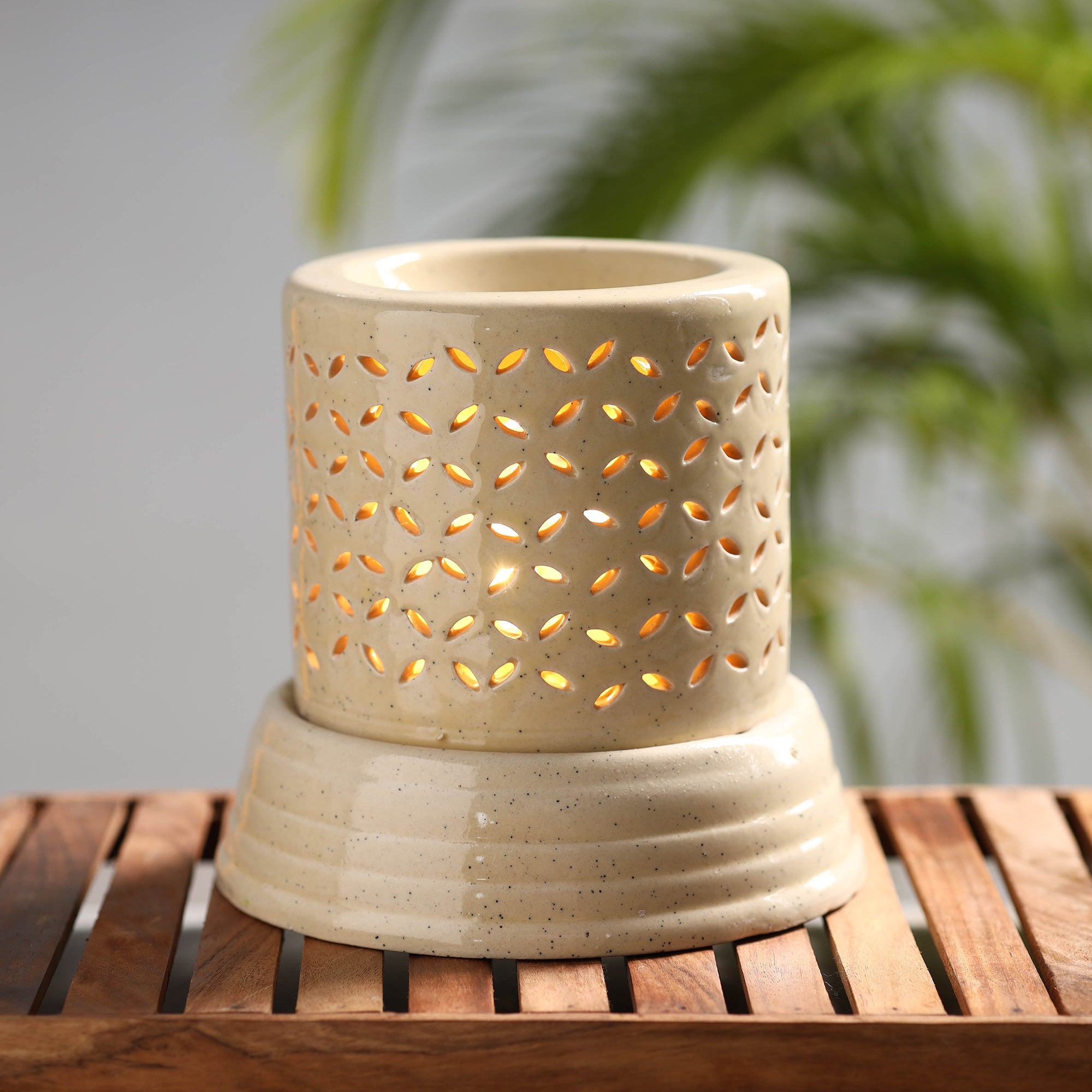 ITOKRI CRAFTS INITIATIVE Handcrafted Ceramic Electrical Aroma Diffuser (7 inches)
