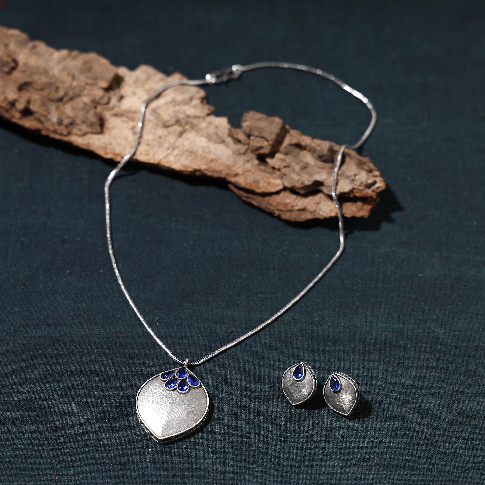 WHITE RIVER STORIES Antique Silver Finish Oxidised Brass Base Stone Work Necklace Set - view 2