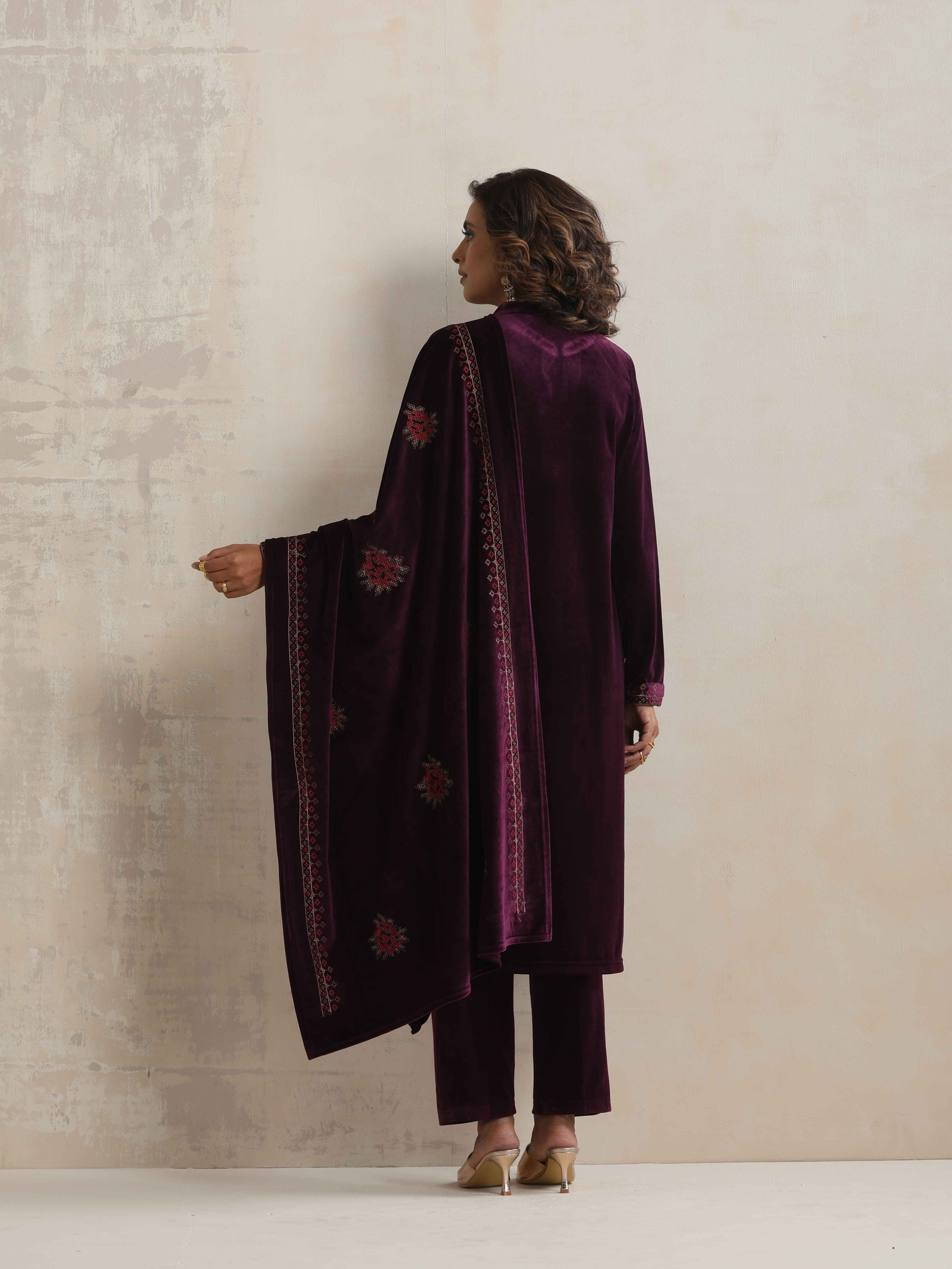 trueBrowns Purple Velvet Floral Embroidered Kurta Pant Dupatta Set - view 9