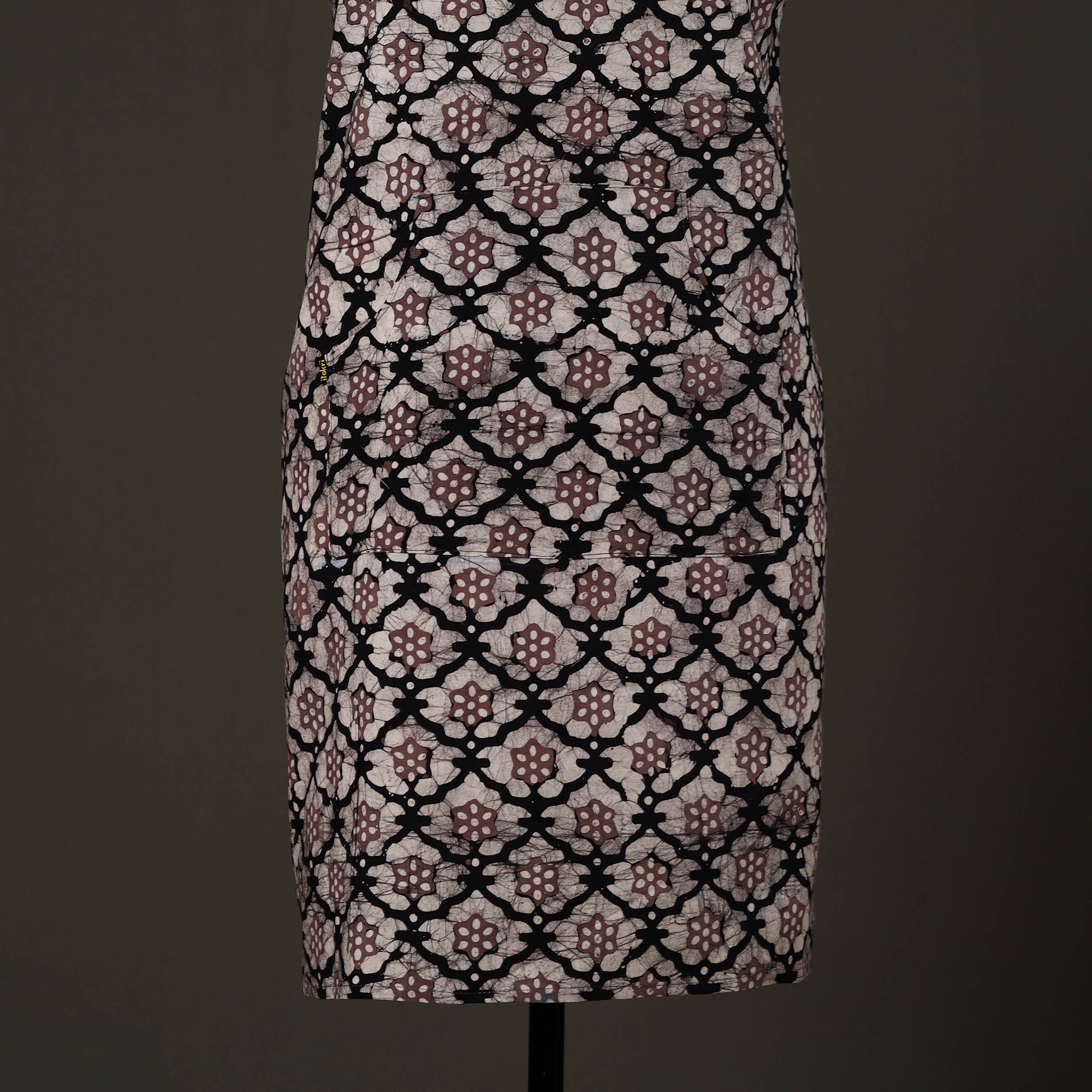 JALPARI Black - Hand Batik Print Cotton Apron with Pocket 75 - view 2