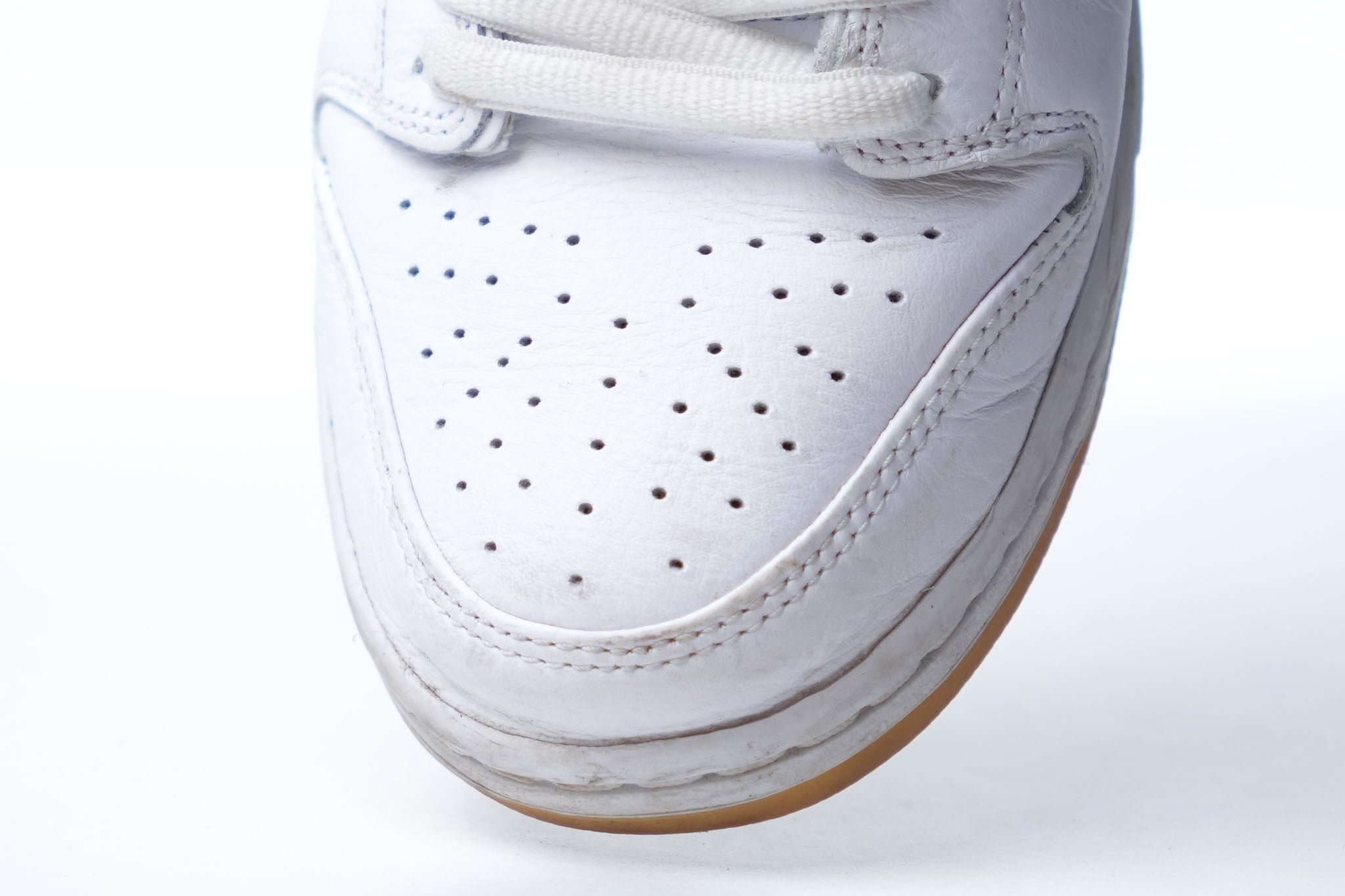 Nike SB Dunk Low 'White & Gum Light Brown' - view 4