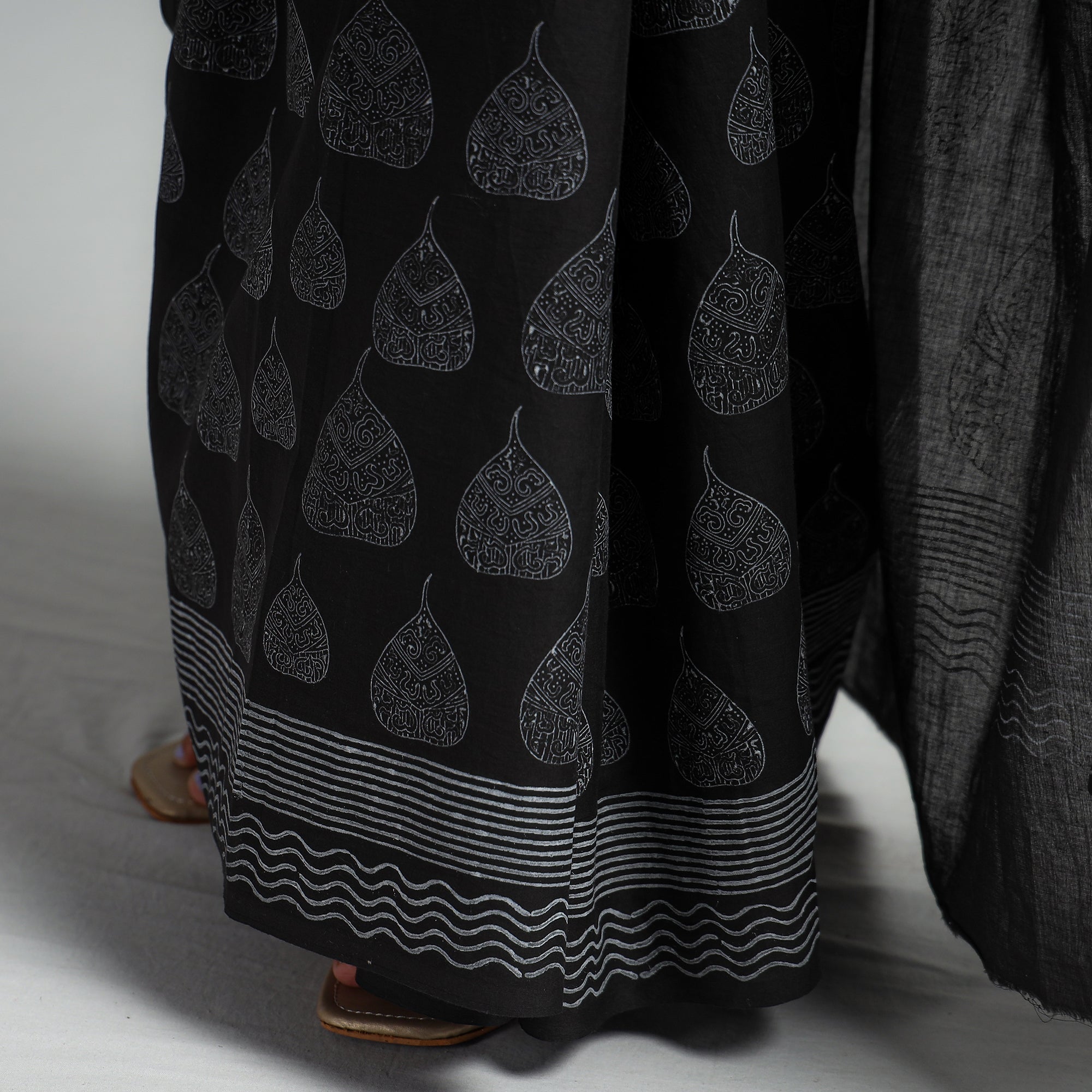 SANTOSH KUMAR DHANOPIA Black - Block Printed Mul Cotton Sanganeri Saree - view 6