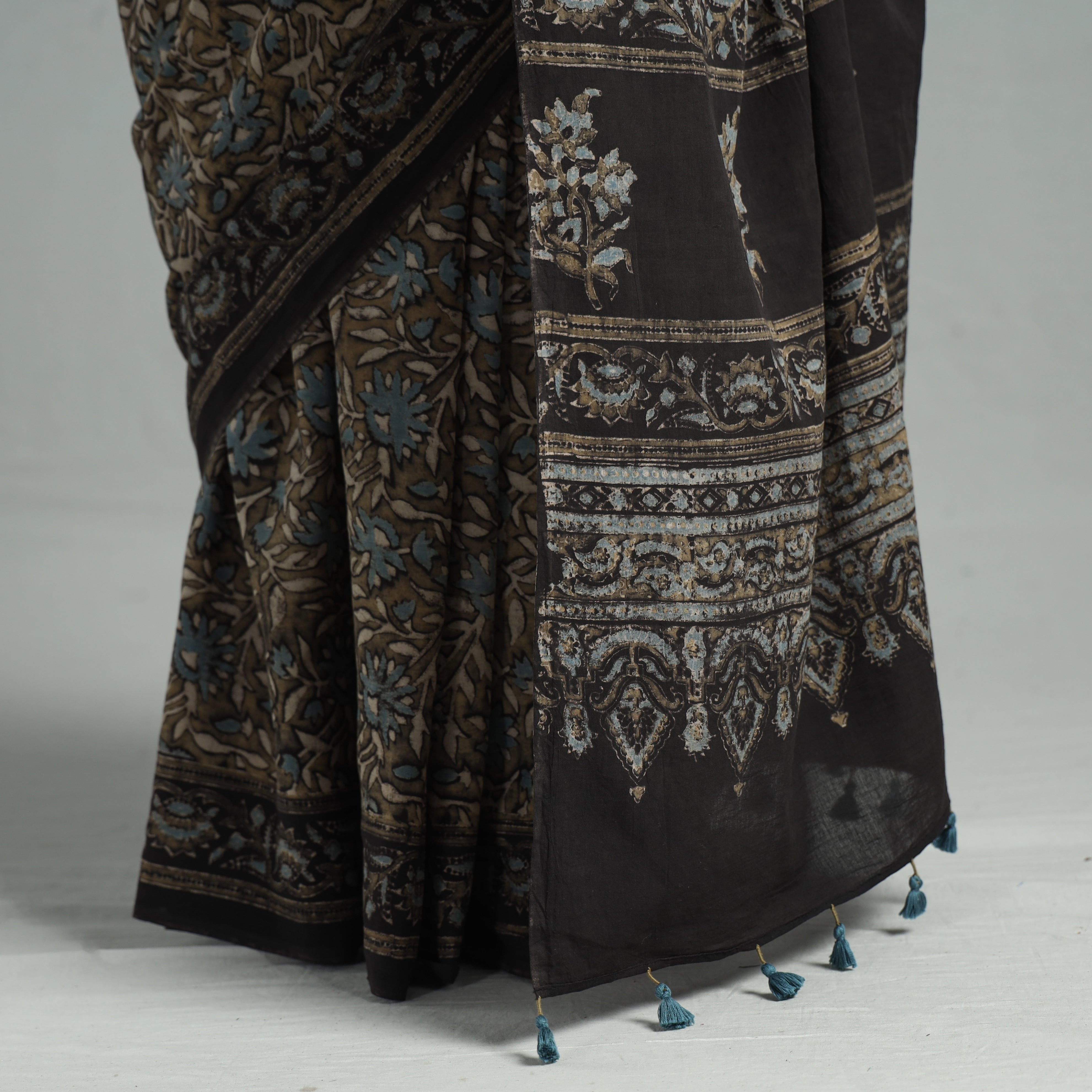 AJRAKH BY JABBAR KHATRI Brown - Natural Dyed Block Print Mul Cotton Ajrakh Saree 08 - view 5