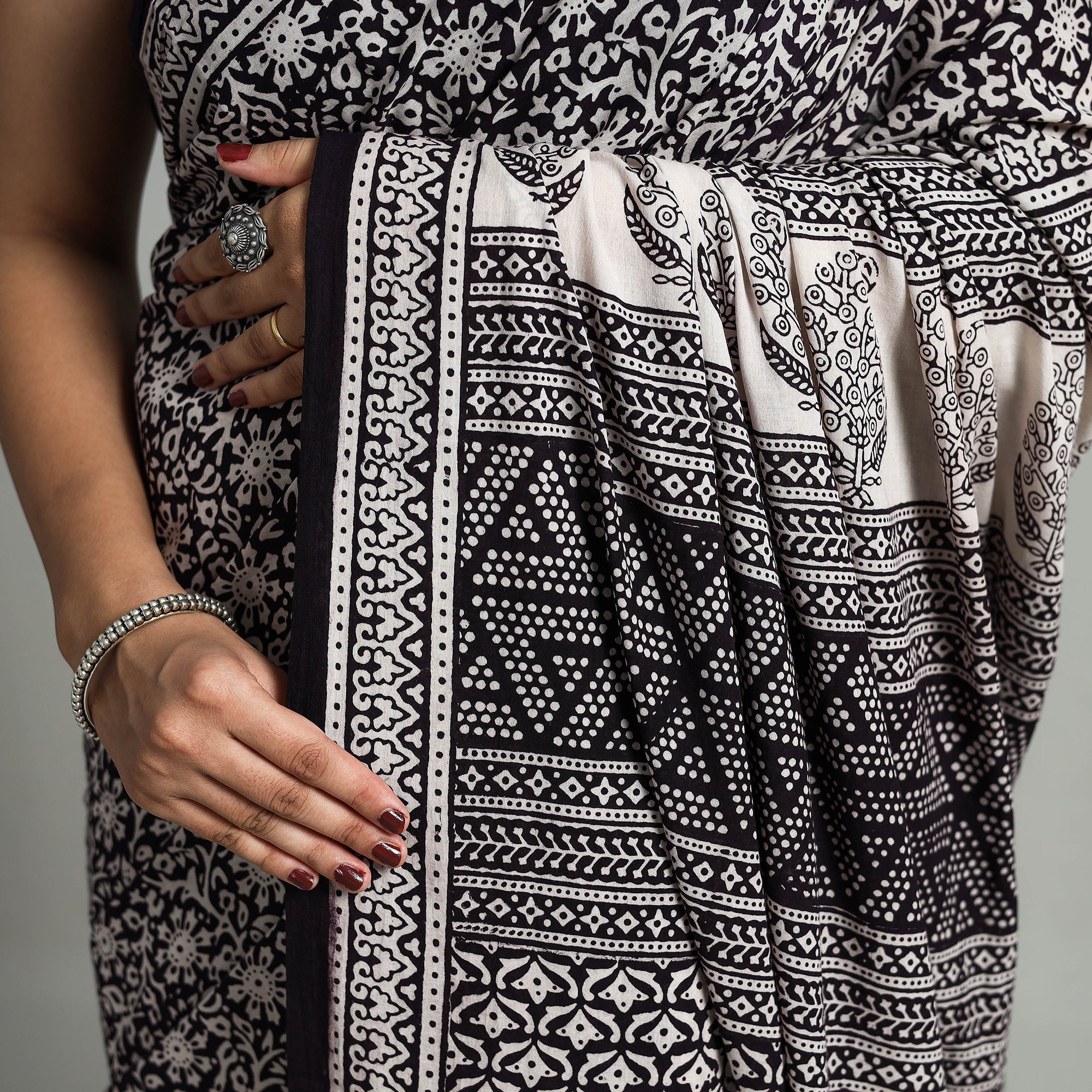 BAGH PRINTS BY MOHAMMED BILAL KHATRI Black - Natural Dyed Bagh Print Cotton Saree with Blouse Piece 04 - view 4
