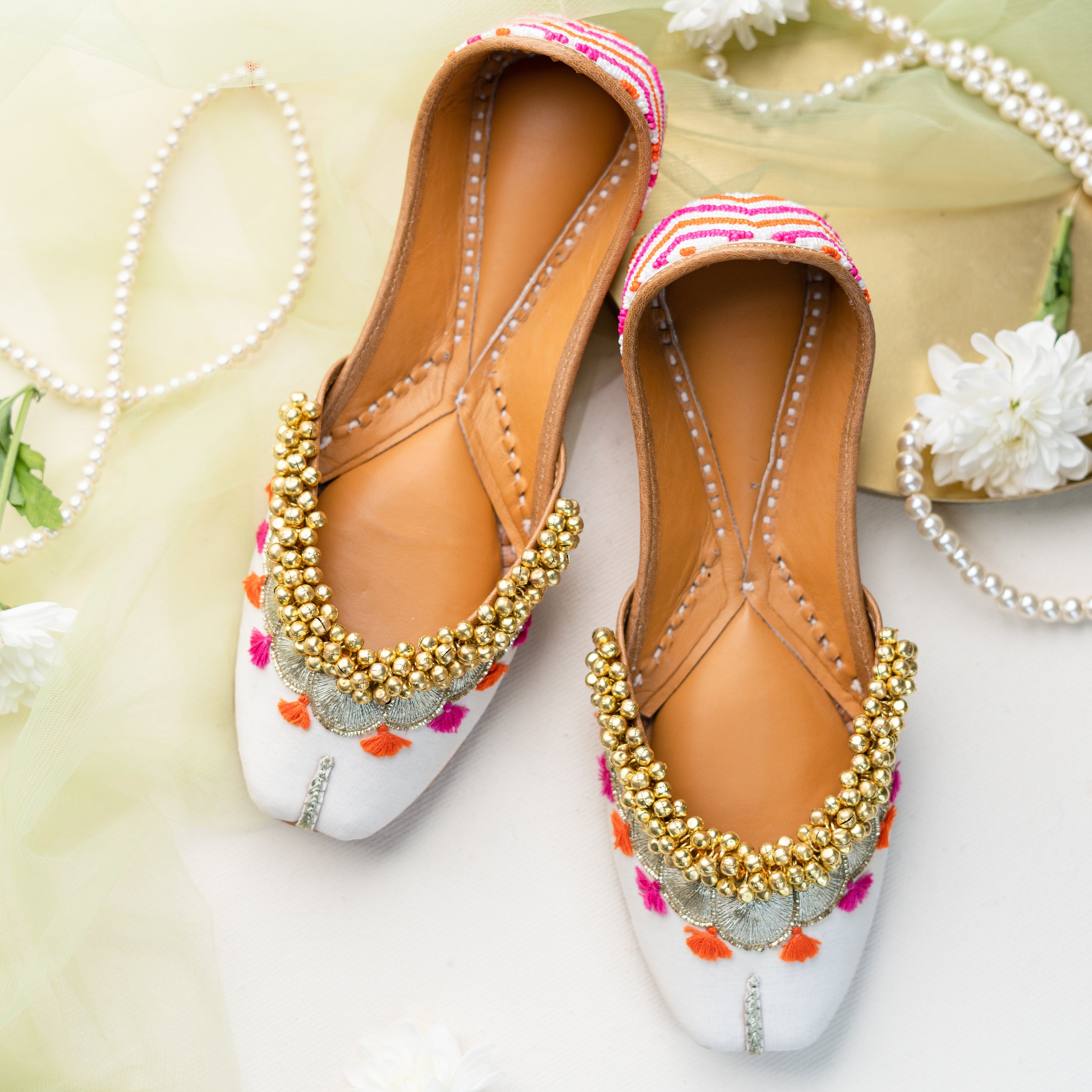 BlackTree White Embroidered Ghungroo Jutti