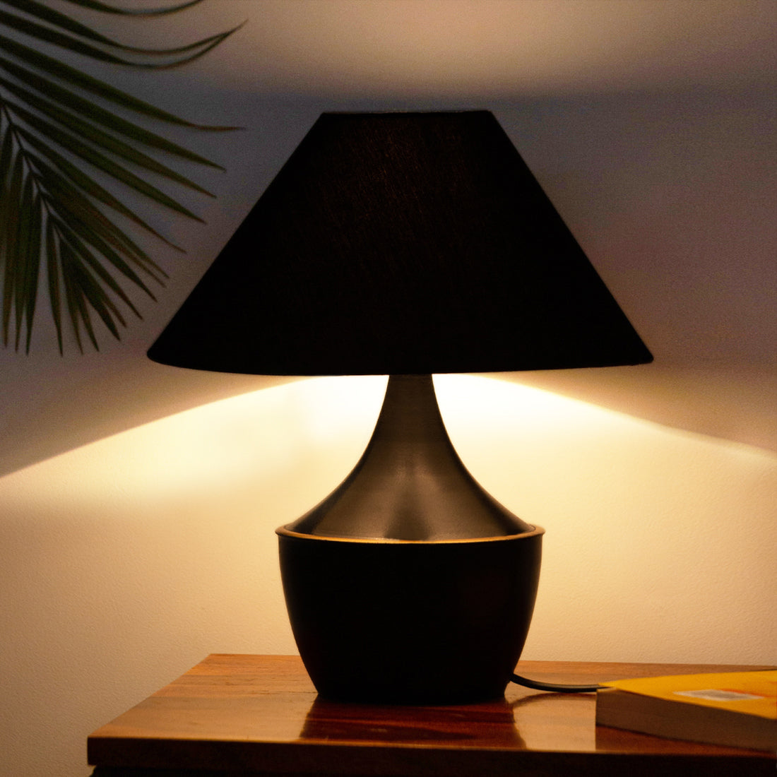 EXCLUSIVELANE 'Intriguingly Goth' Handcrafted Table Lamp in Iron (14 Inch, Matte Black)