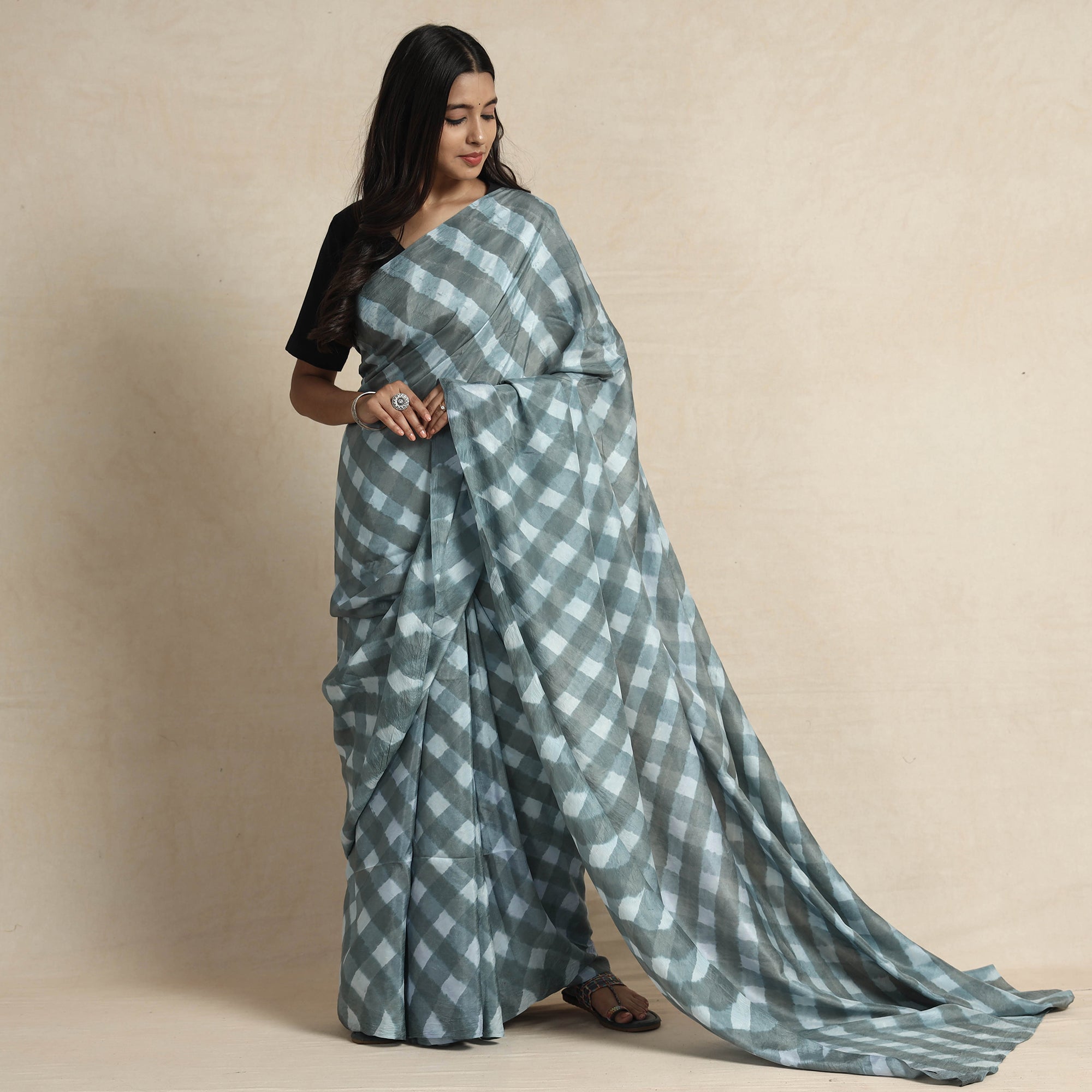 LEHARIYA BY BADSHAH MIYAN Grey - Leheriya Tie-Dye Mulberry Silk Handloom Saree - view 2