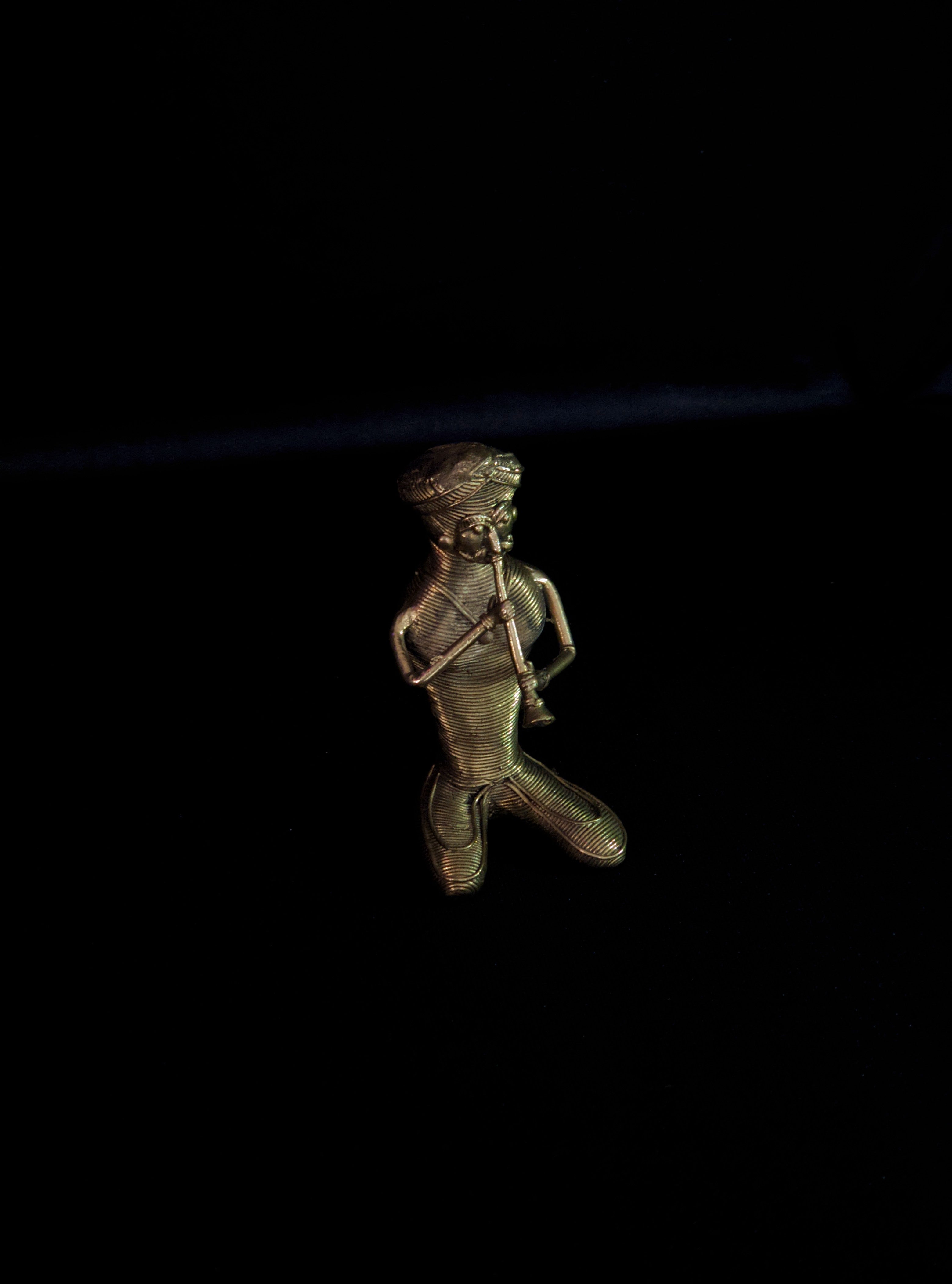 IndianVillèz Handmade Dhokra - Siting Musician with Clarinet - view 2