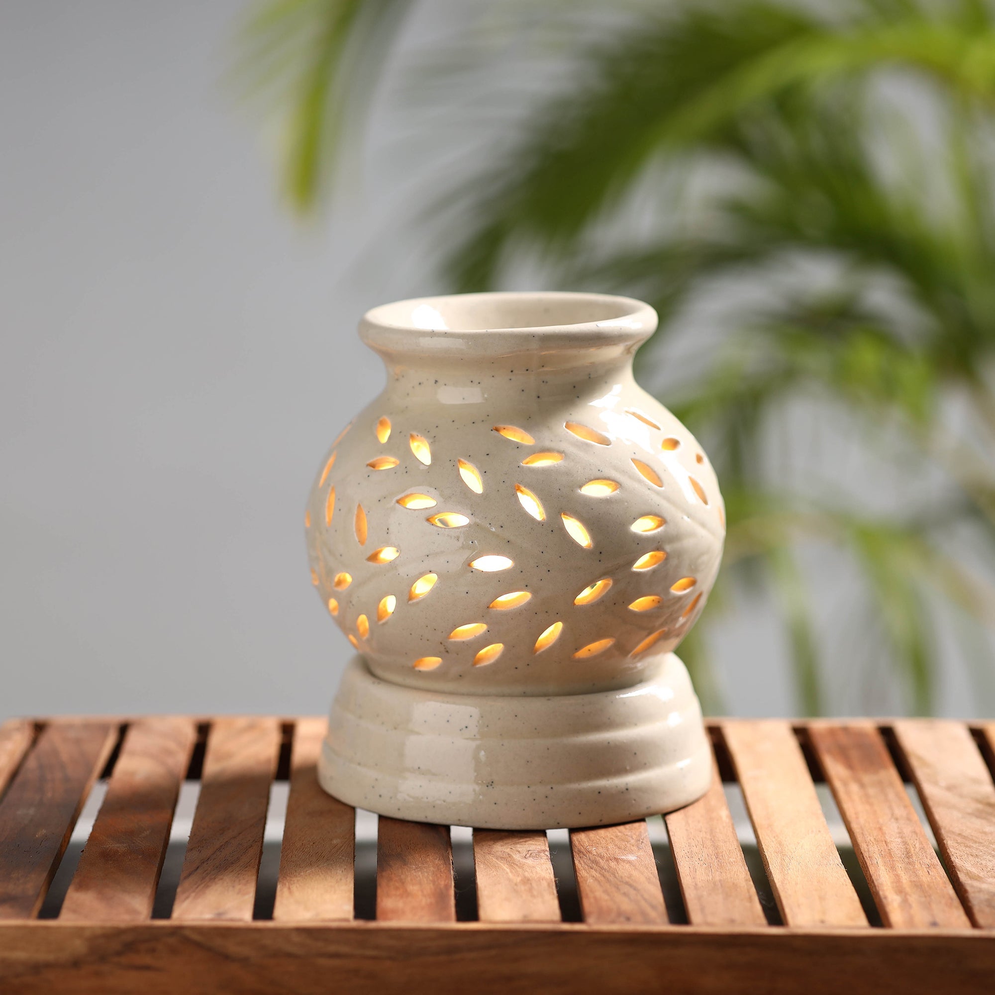 ITOKRI CRAFTS INITIATIVE Handcrafted Ceramic Electrical Aroma Diffuser (6 inches)