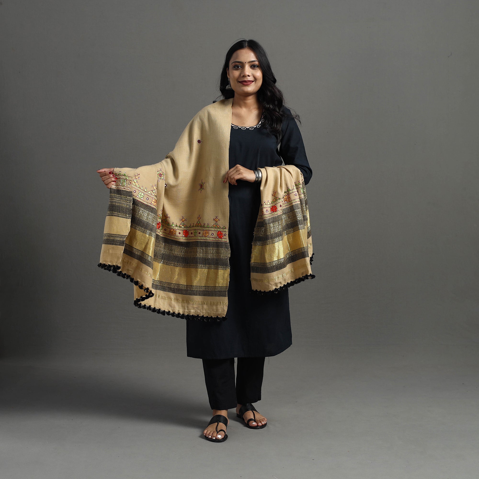 VANKAR BHIMJI KANJI Beige - Kutch Neran Hand Embroidery Mirror Work Woollen Shawl 75 - view 2