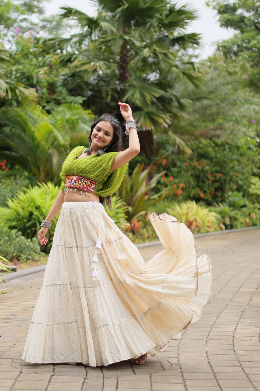 ClothsVilla Green Elegant Lehenga with Leheriya Print Blouse - view 2