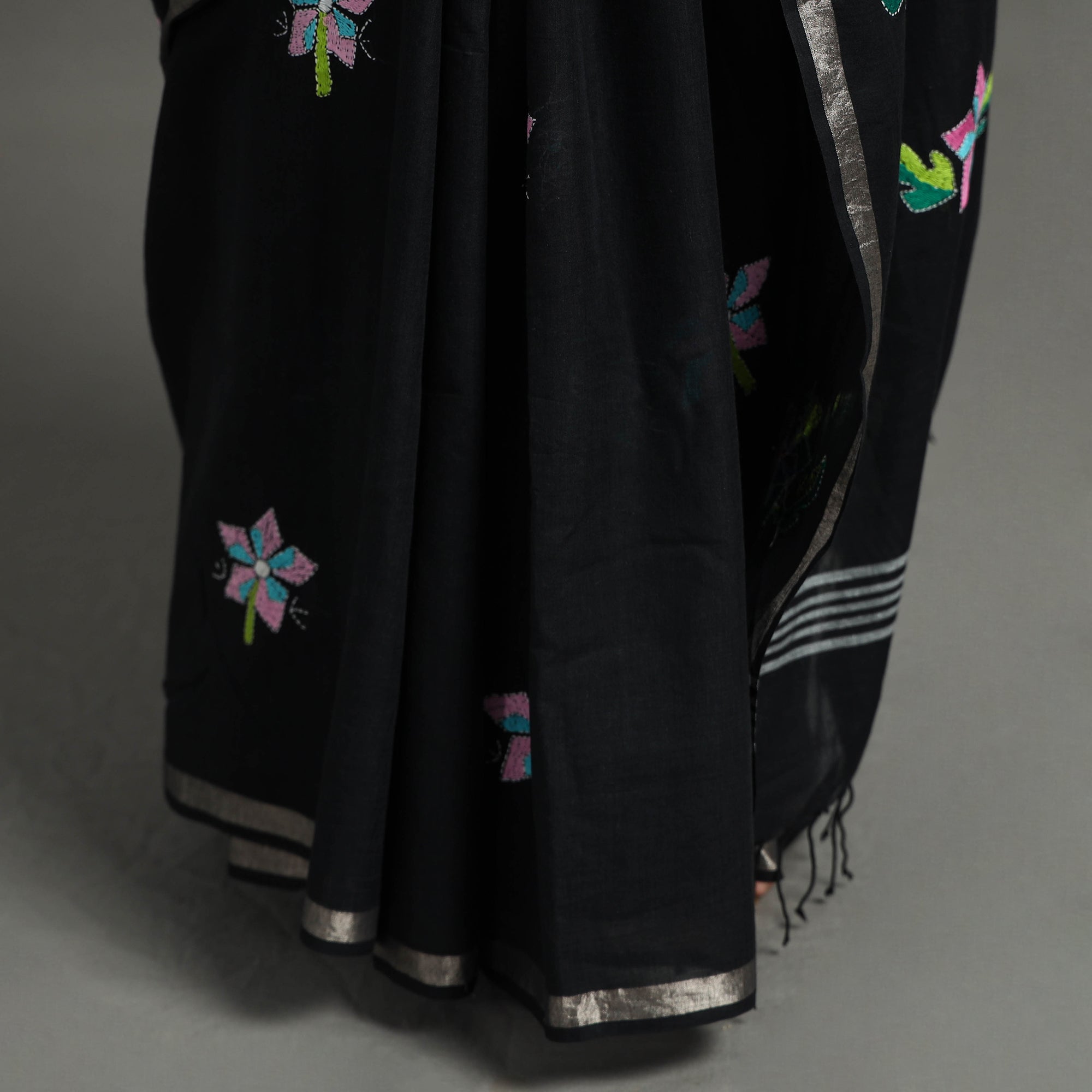KHUSHBASH - HAPPY LOOM OF EAST Black - Bengal Kantha Embroidery Handloom Cotton Saree - view 5