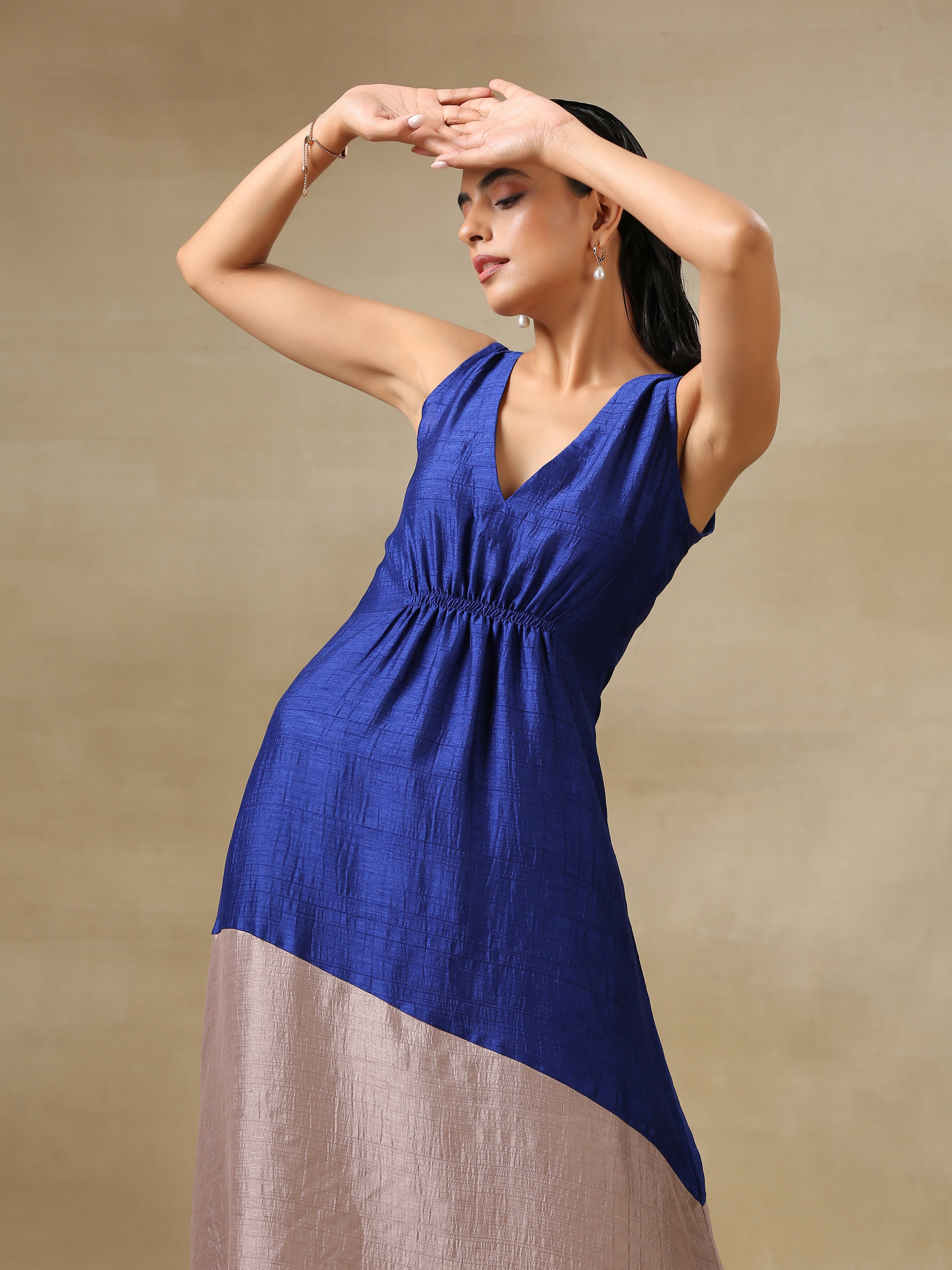 Blue and Grey Textured Silk Sleeveless Round Hemline Kurta Pant Set | Relove - view 4