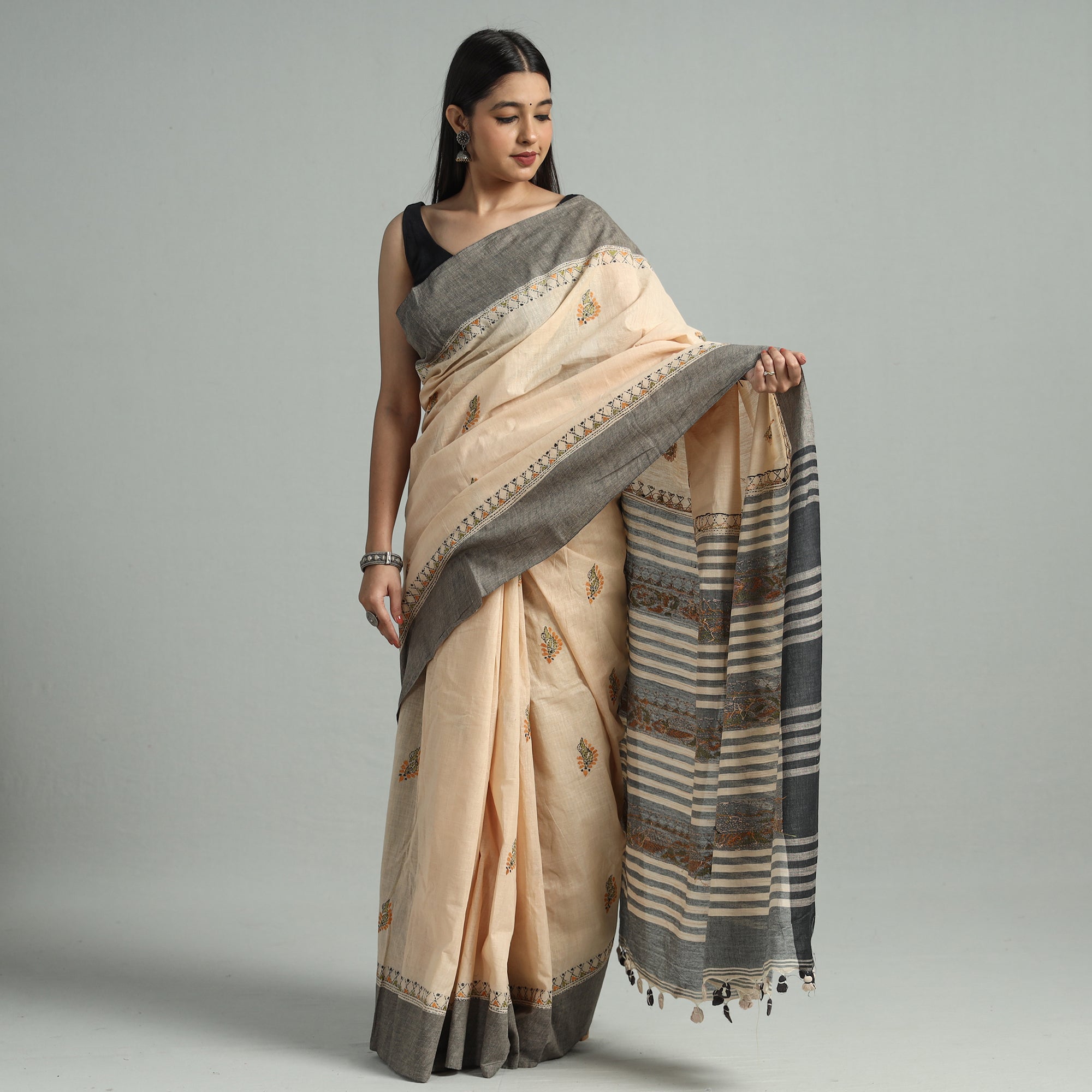 KHUSHBASH - HAPPY LOOM OF EAST Beige - Bengal Kantha Hand Embroidery Pure Handloom Tussar Silk Saree 30 - view 2