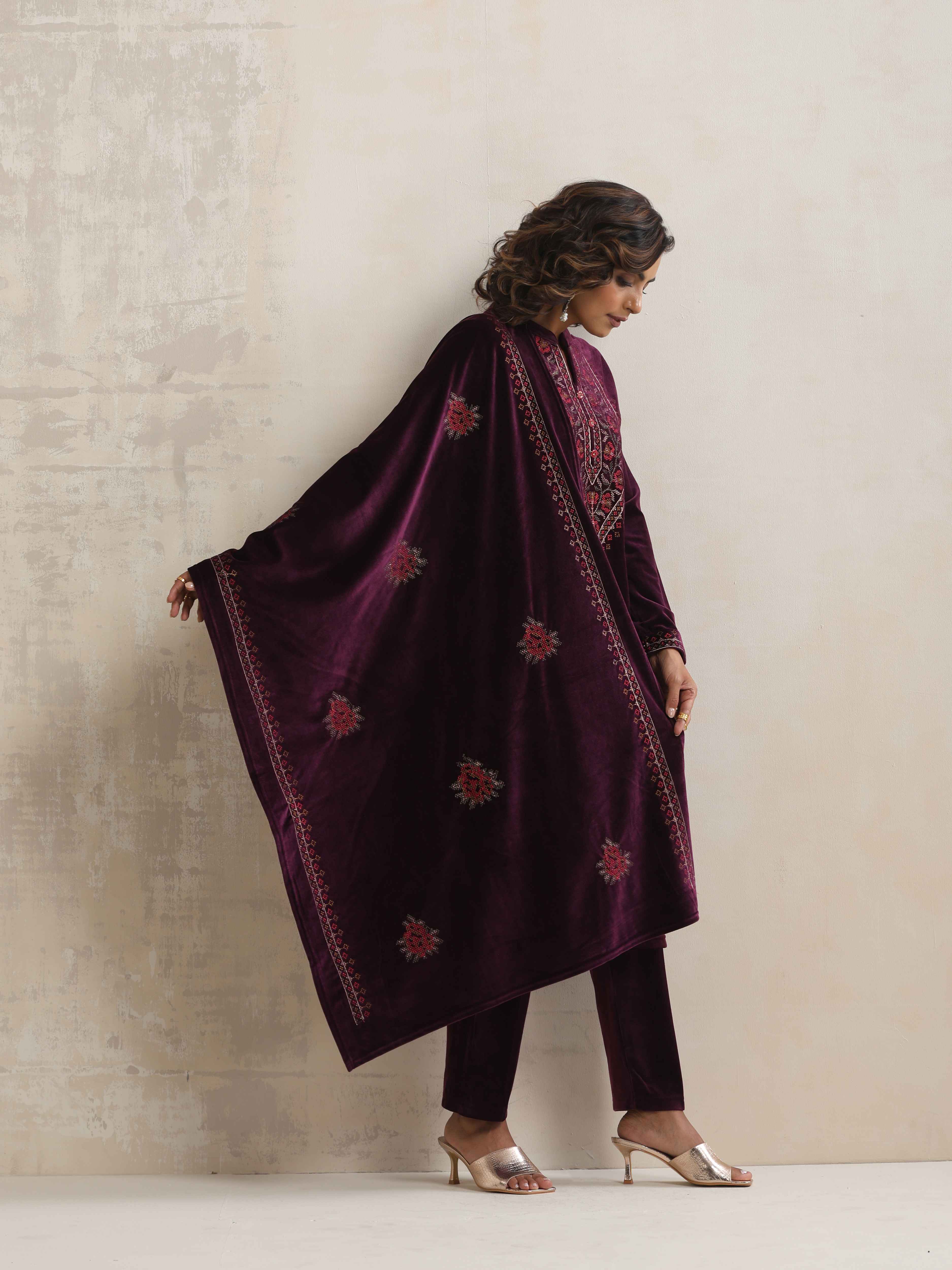 trueBrowns Purple Velvet Floral Embroidered Kurta Pant Dupatta Set - view 3