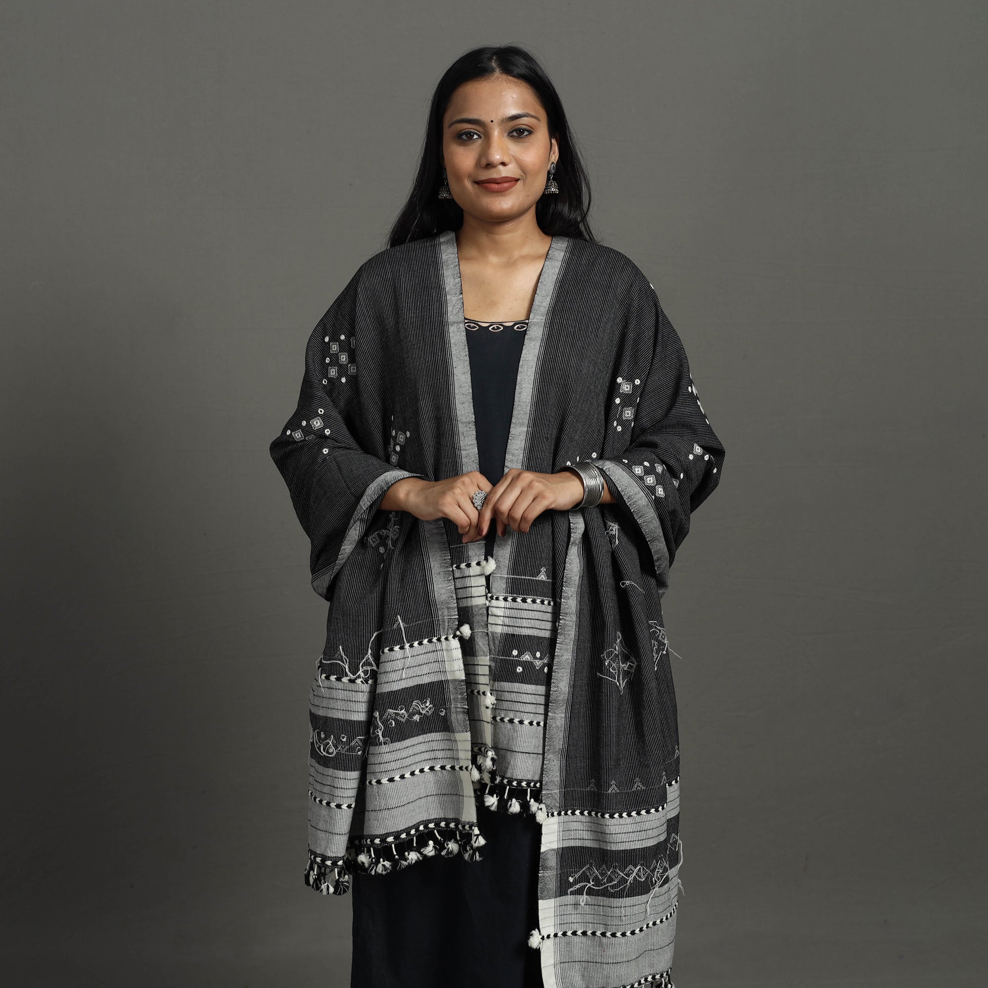 KACHCHH JI CHHAAP Black - Kutch Bhujodi Weaving Mirror Work Handloom Woolen Shawl 03 - view 3