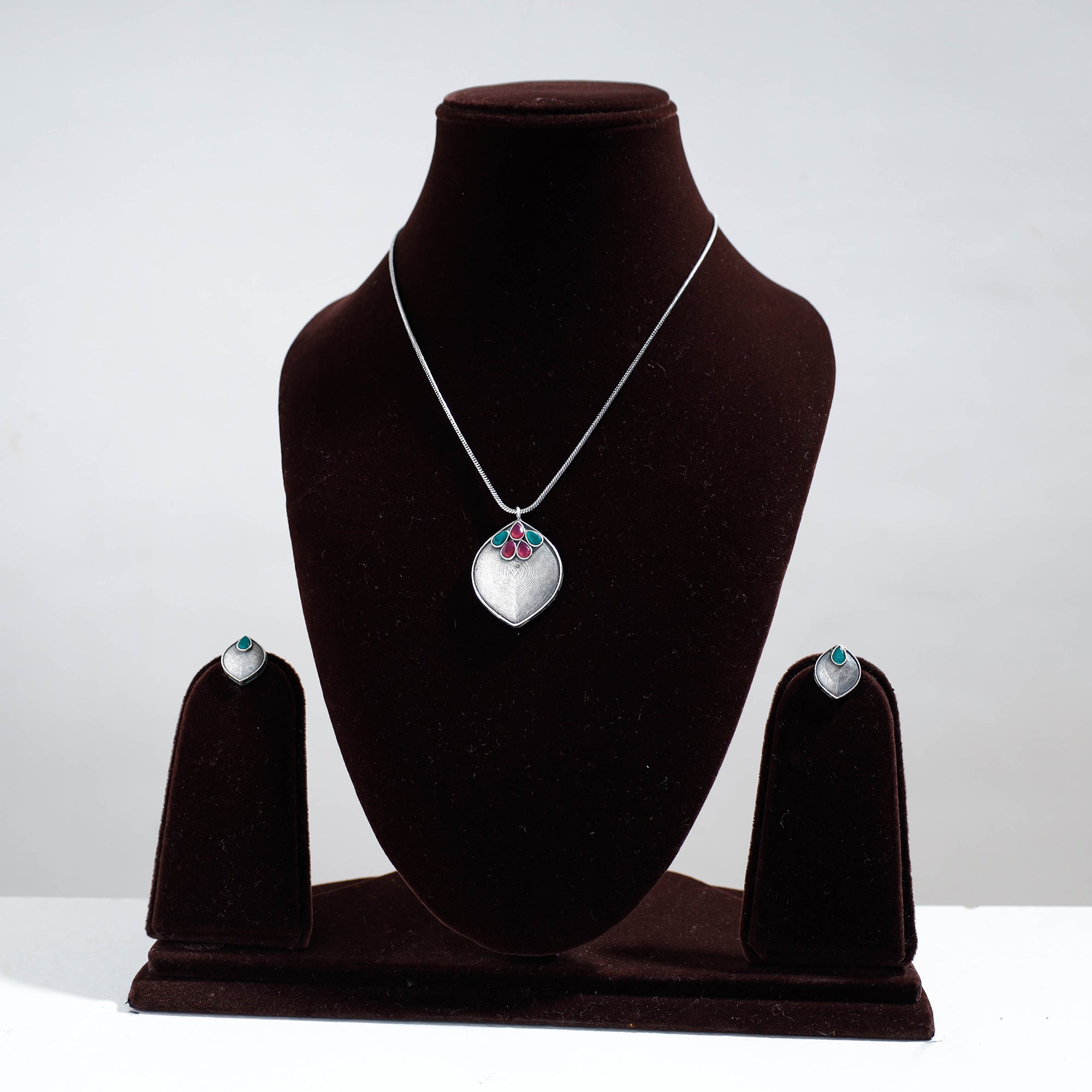 WHITE RIVER STORIES Antique Silver Finish Oxidised Brass Base Stone Work Necklace Set