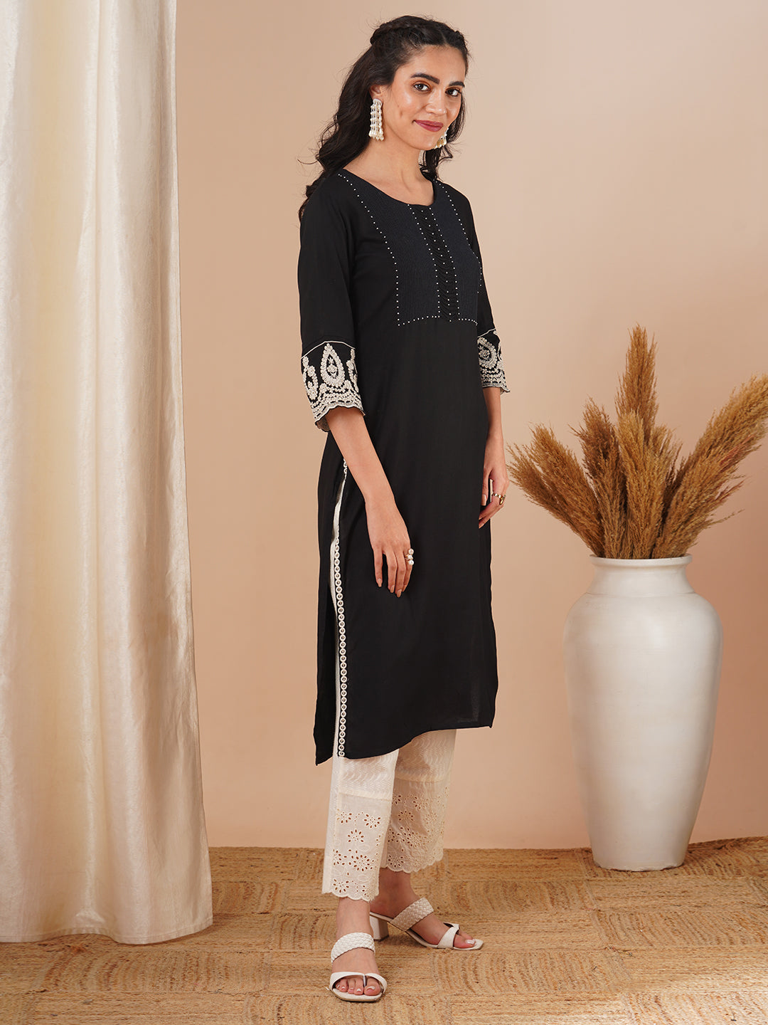 FASHOR Solid Ethnic Embroidered Straight Fit Kurta - Black - view 4