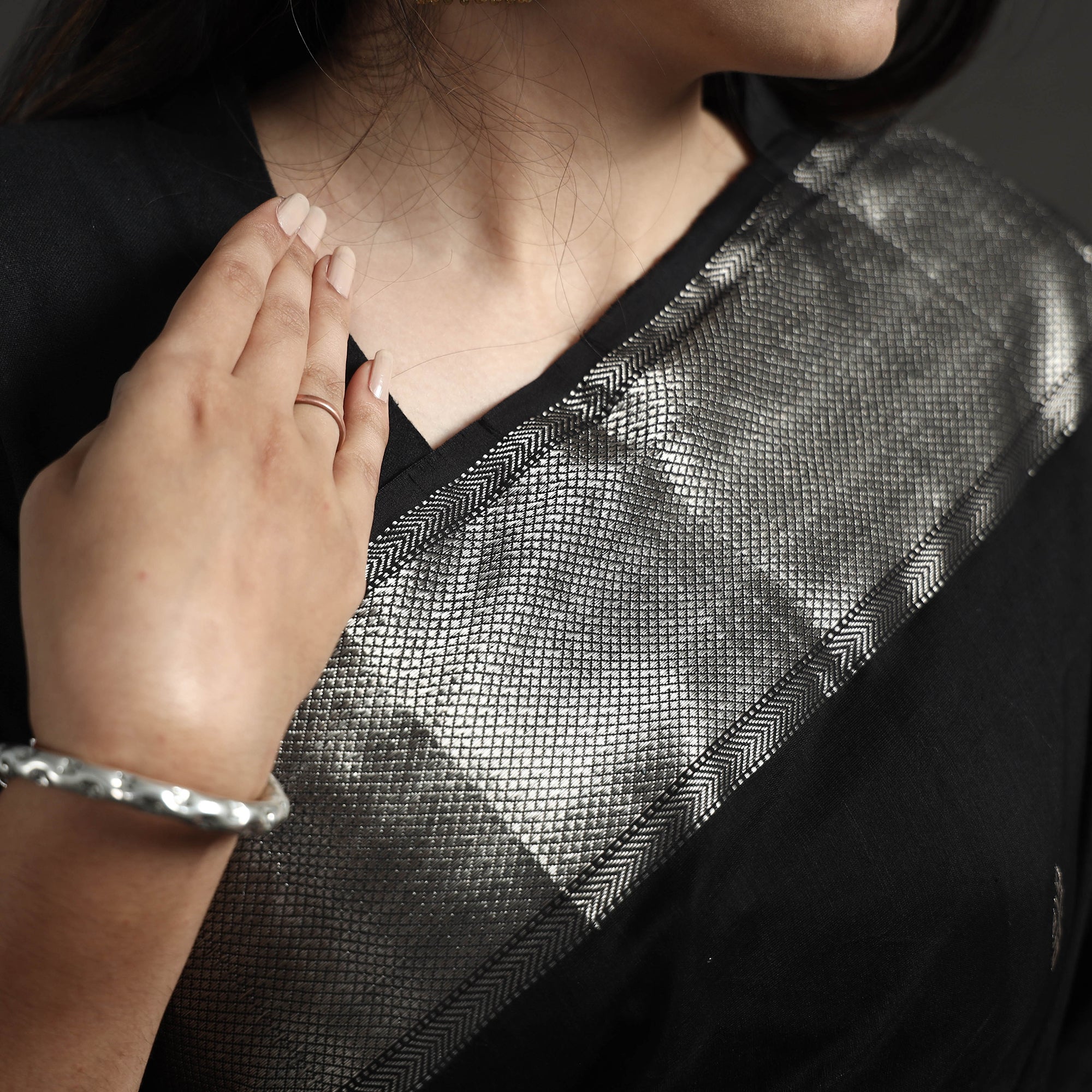 ITOKRI CRAFTS INITIATIVE Black - Traditional Handloom Zari Buta Maheshwari Silk Cotton Saree - view 4