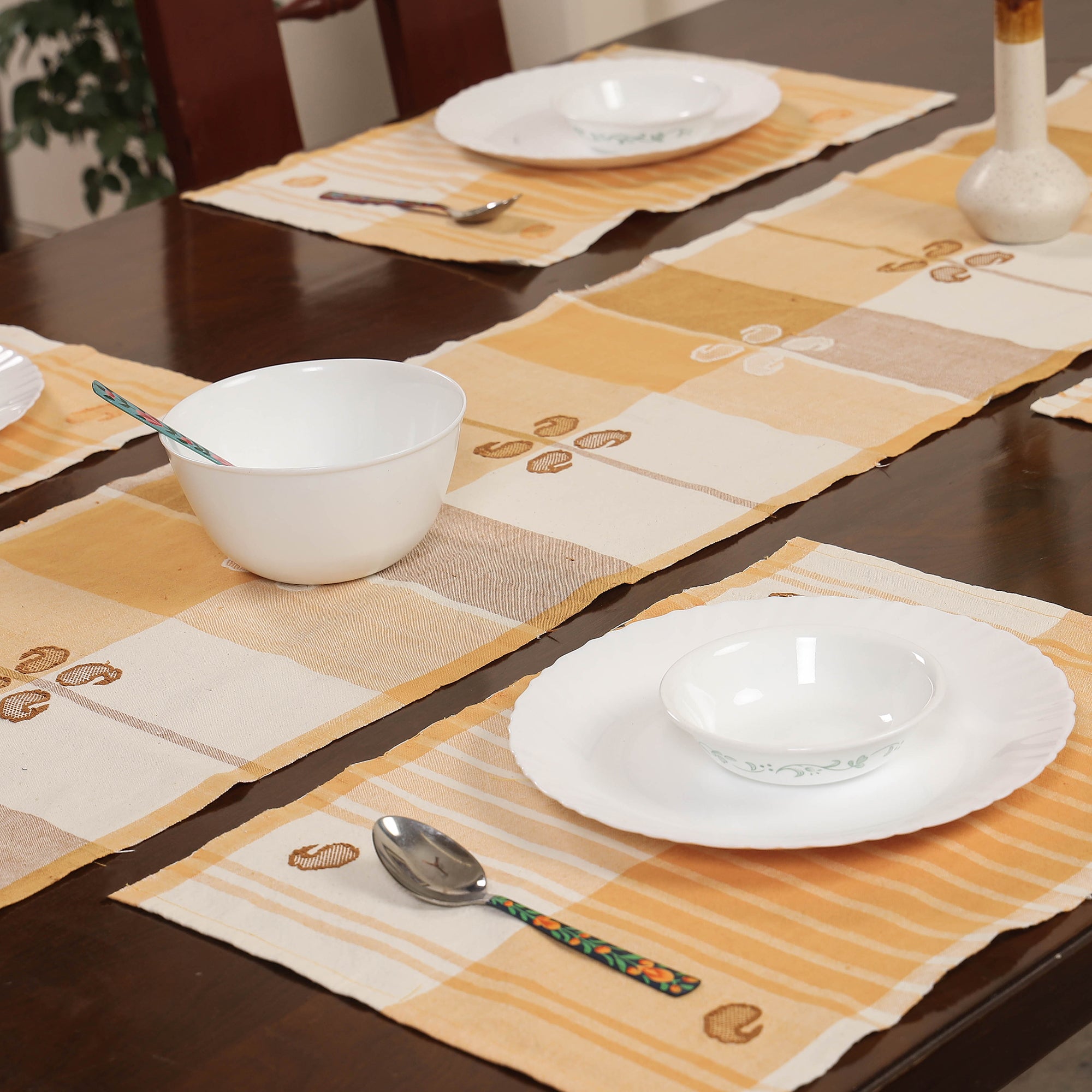 ANTARAN - CRAFTS OF INDIA Beige - Assam Weave Dining Table Runner & Set of 4 Placemats in Handloom Cotton - view 2