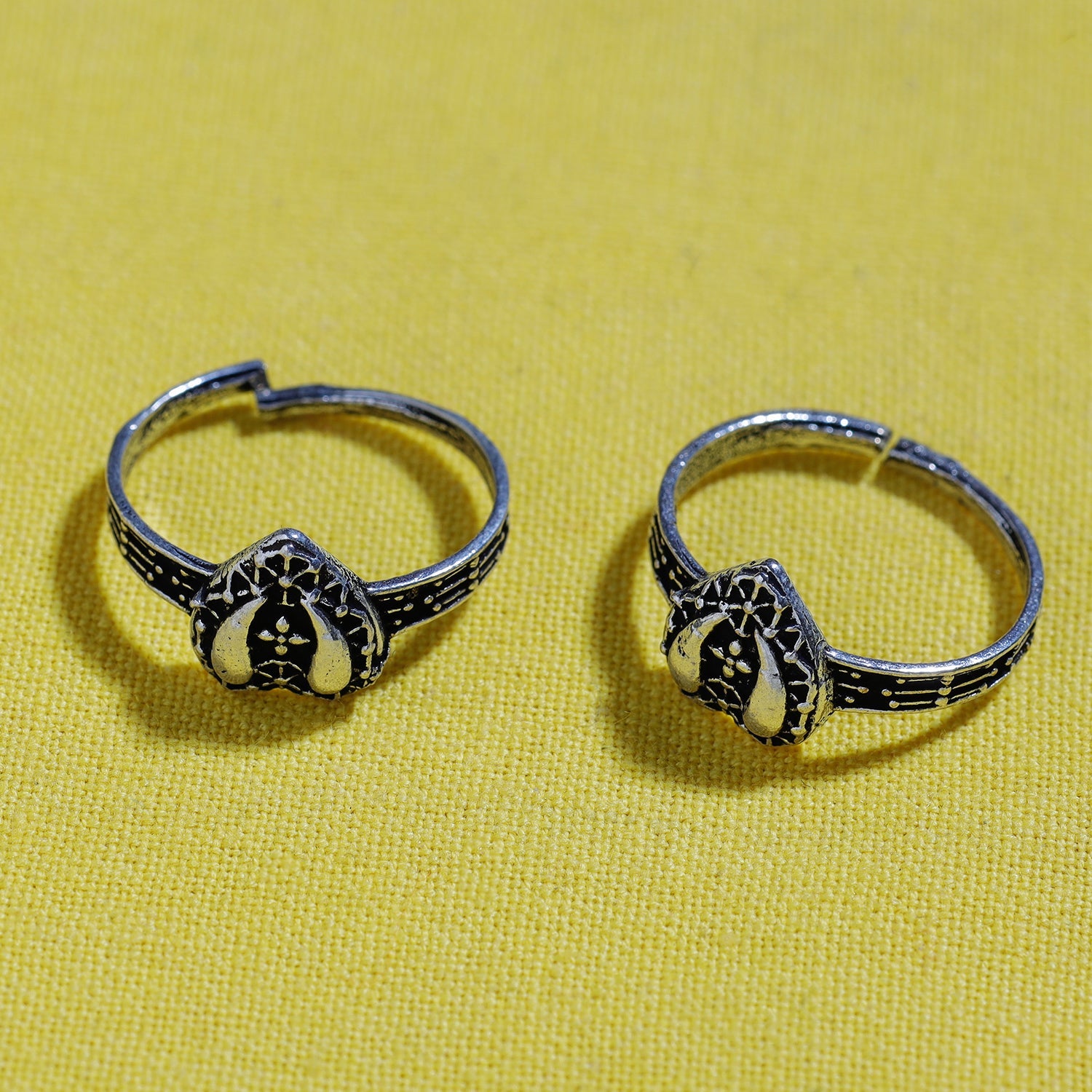 WHITE RIVER STORIES Antique Silver Finish Oxidised Brass Base Toe Ring (Adjustable) - view 2