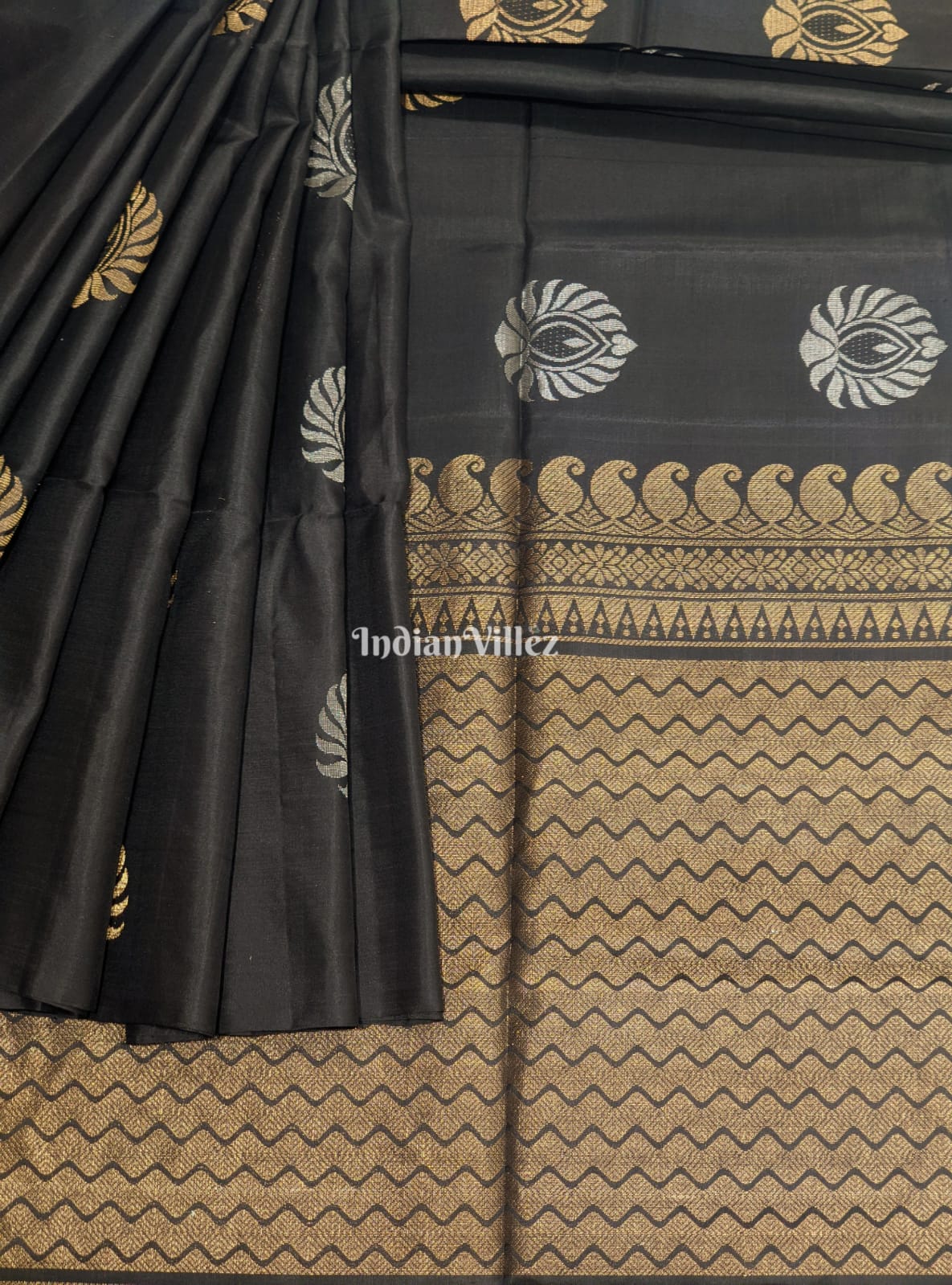 IndianVillèz Black South Handloom Kanjivaram Soft Silk Saree