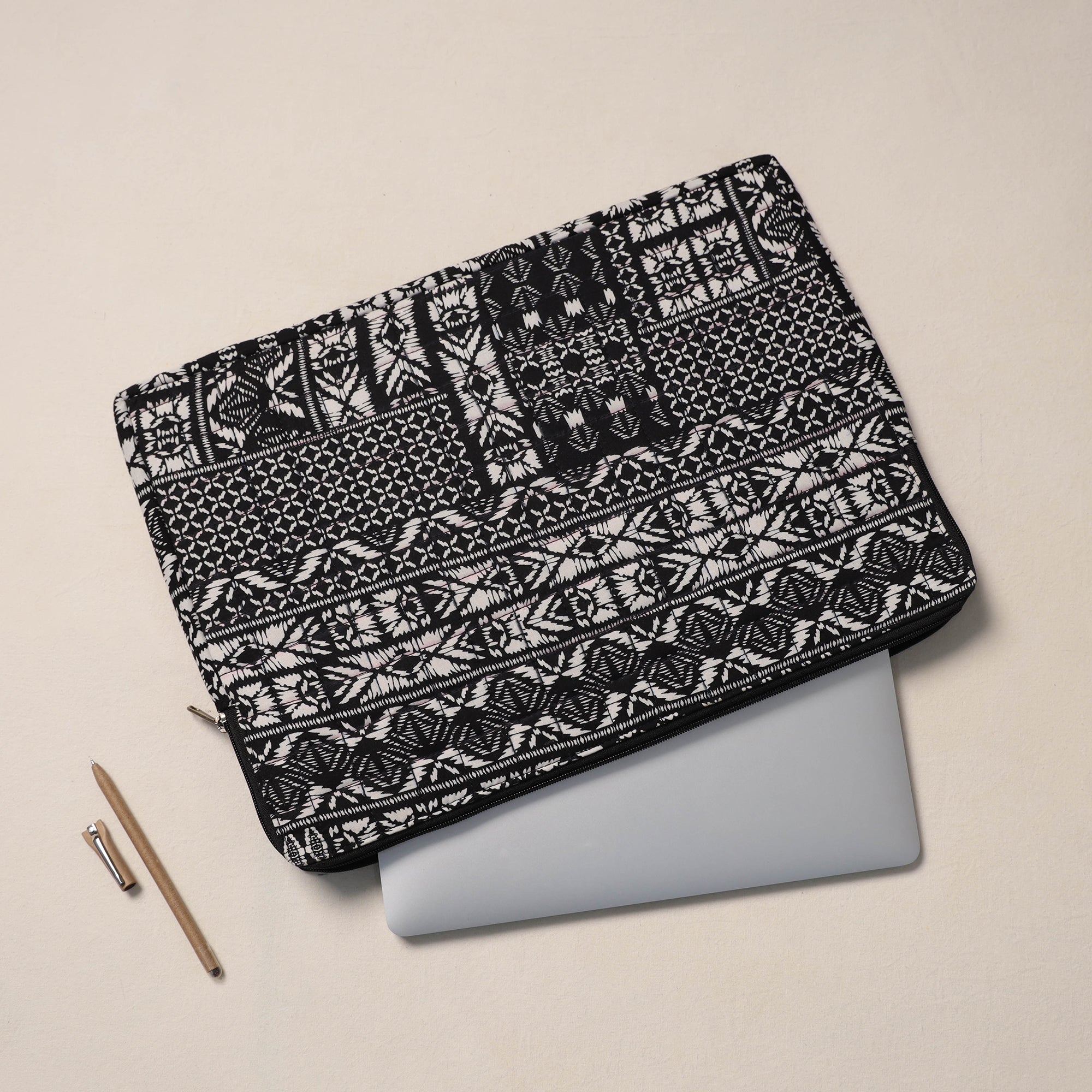 ASALKAAR Black - Handcrafted Quilted Laptop Sleeve (11 x 16 in) 03 - view 2