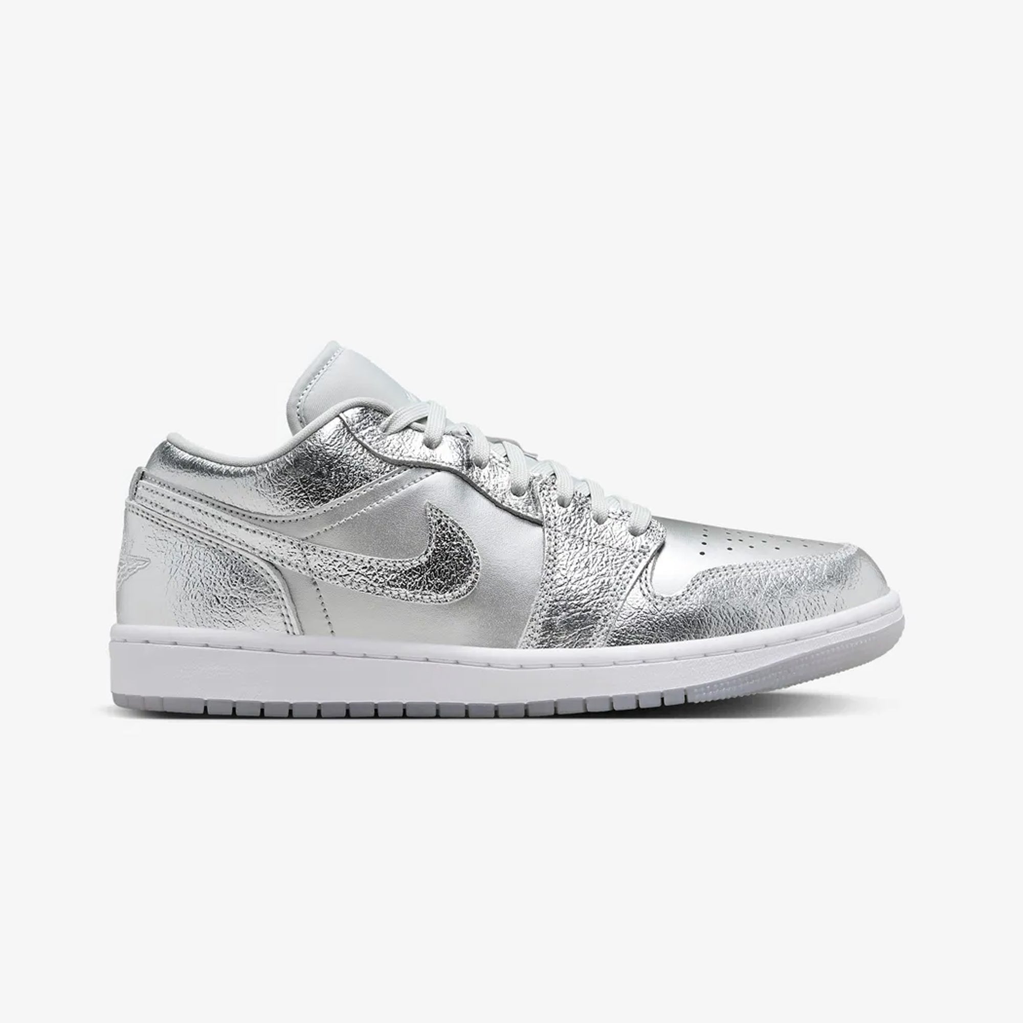 Jordan | AIR JORDAN 1 LOW SE { METALLIC SILVER/PHOTON DUST-WOLF GREY