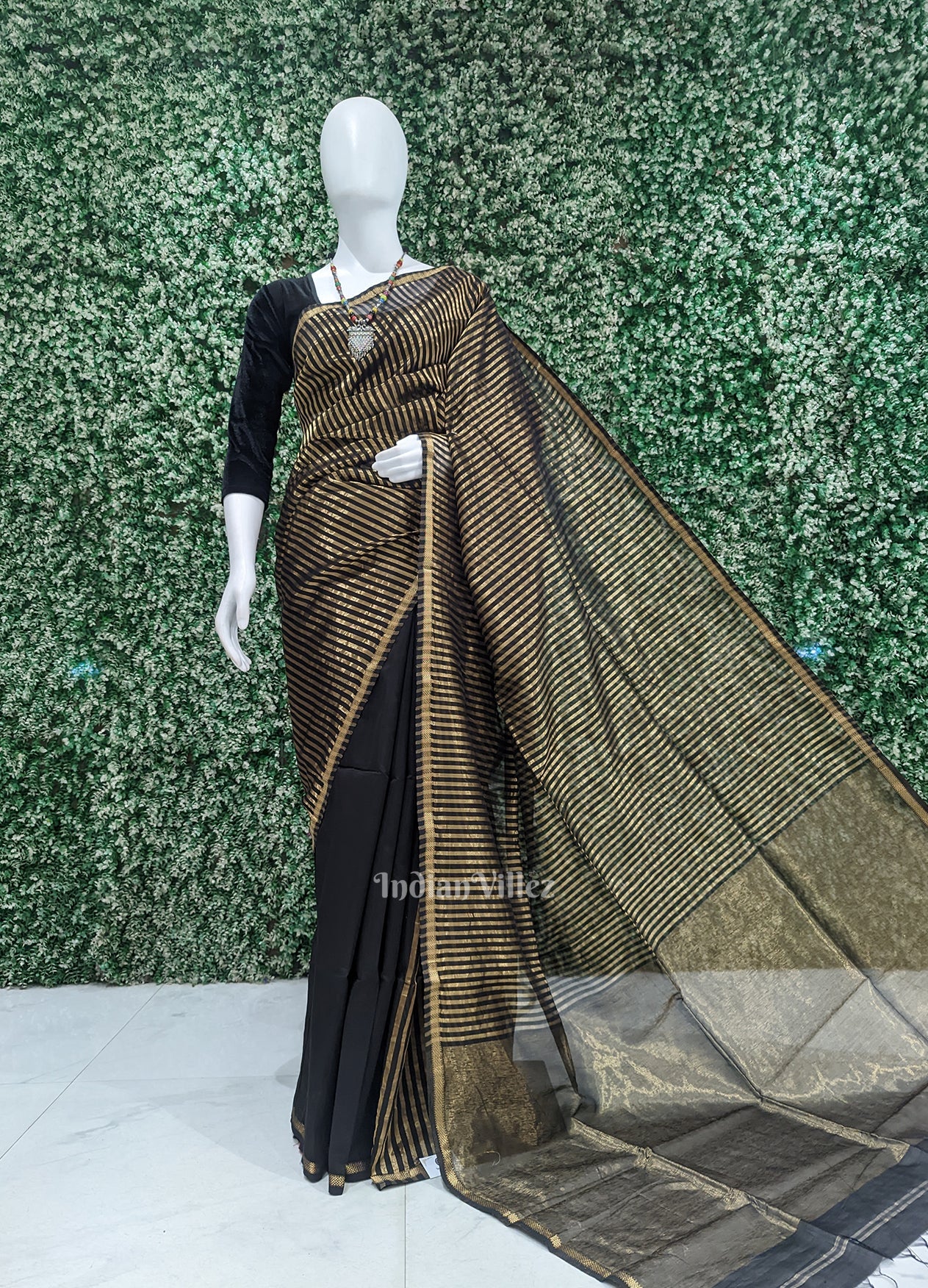IndianVillèz Black Stripped Maheshwari Pure Silk Cotton Maheshwari Saree with Zari Work
