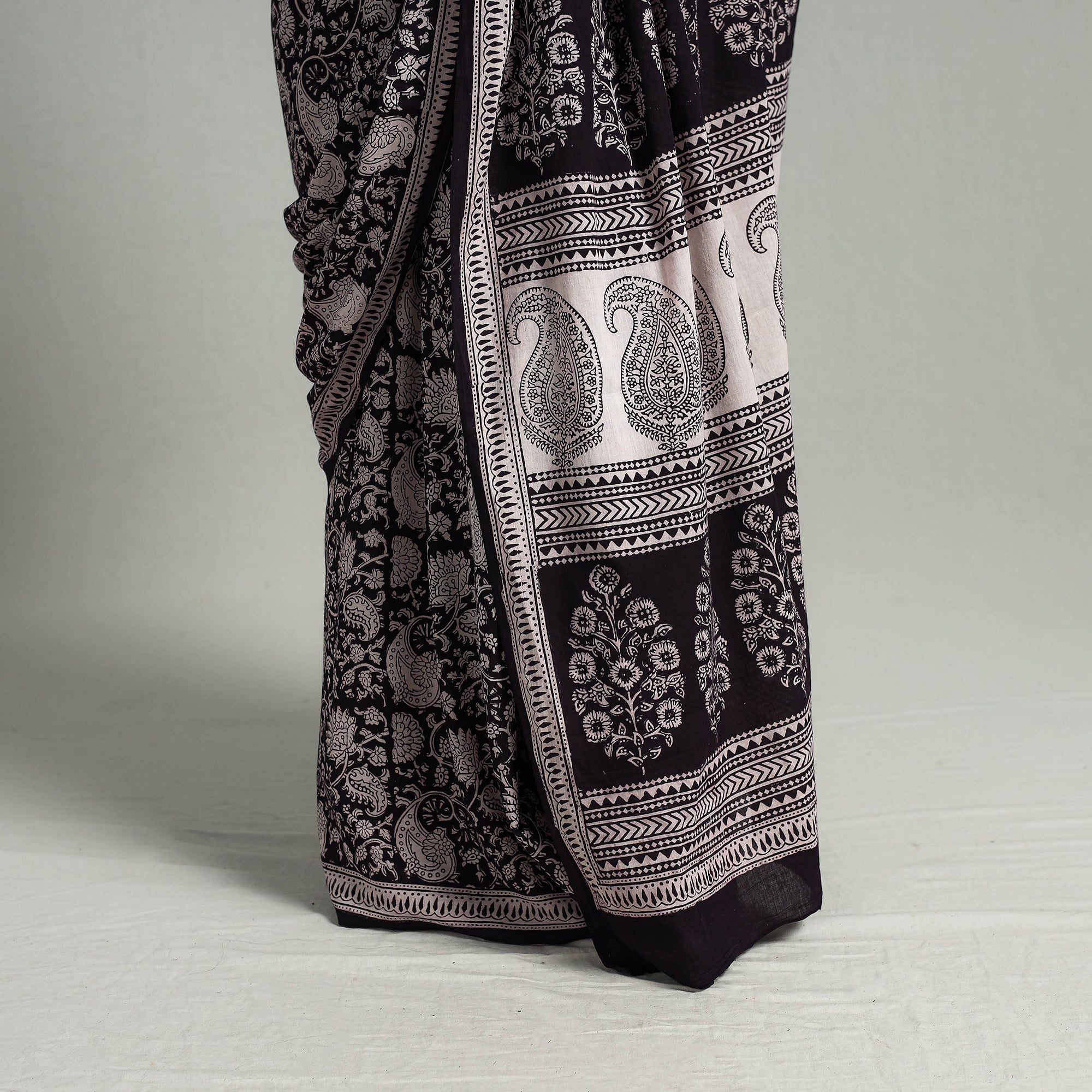 BAGH PRINTS BY MOHAMMED BILAL KHATRI Black - Natural Dyed Bagh Print Cotton Saree with Blouse Piece 24 - view 5