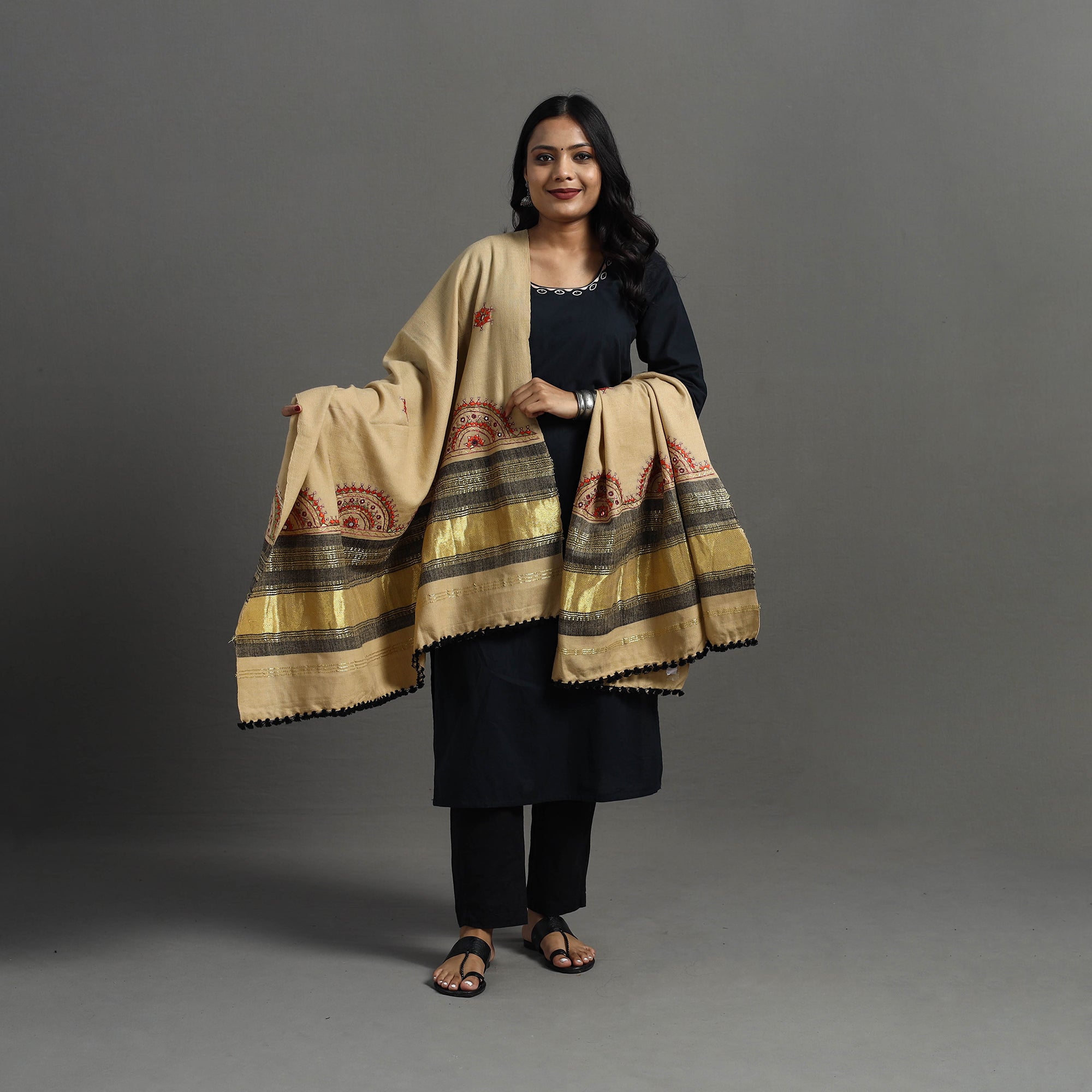 VANKAR BHIMJI KANJI Beige - Kutch Neran Hand Embroidery Mirror Work Woollen Shawl 100 - view 2